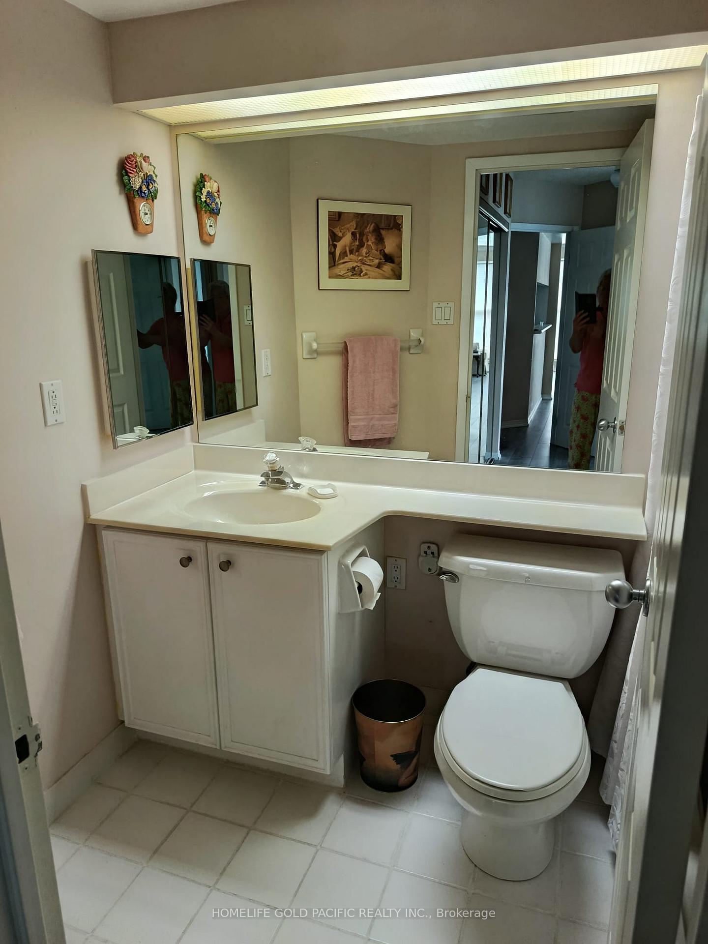 2 Bedrooms Condo at 77 Harbour, Toronto For sale
