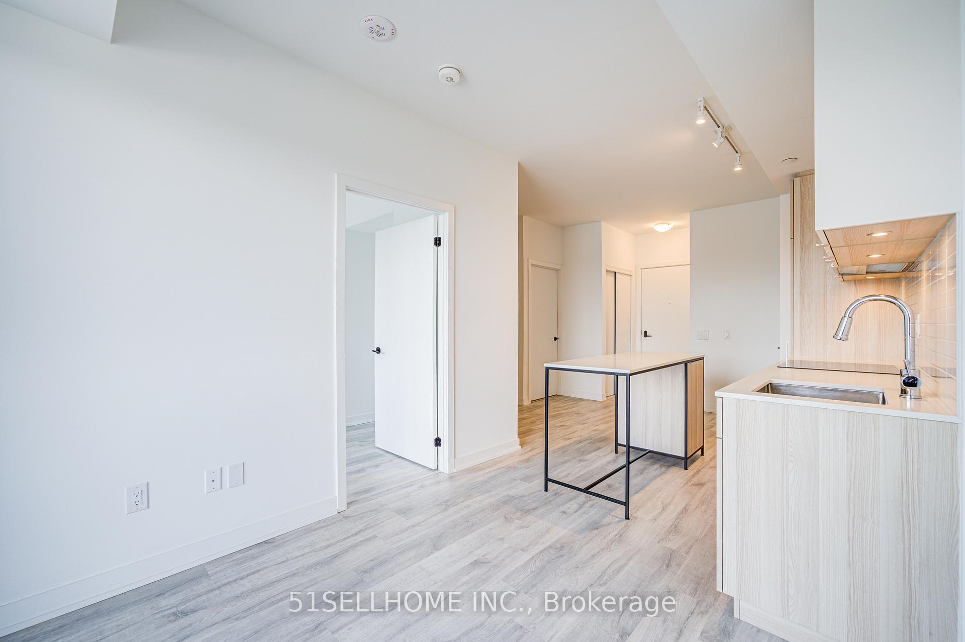 2 Bedrooms Condo at 215 Lakeshore,  Mississauga For sale