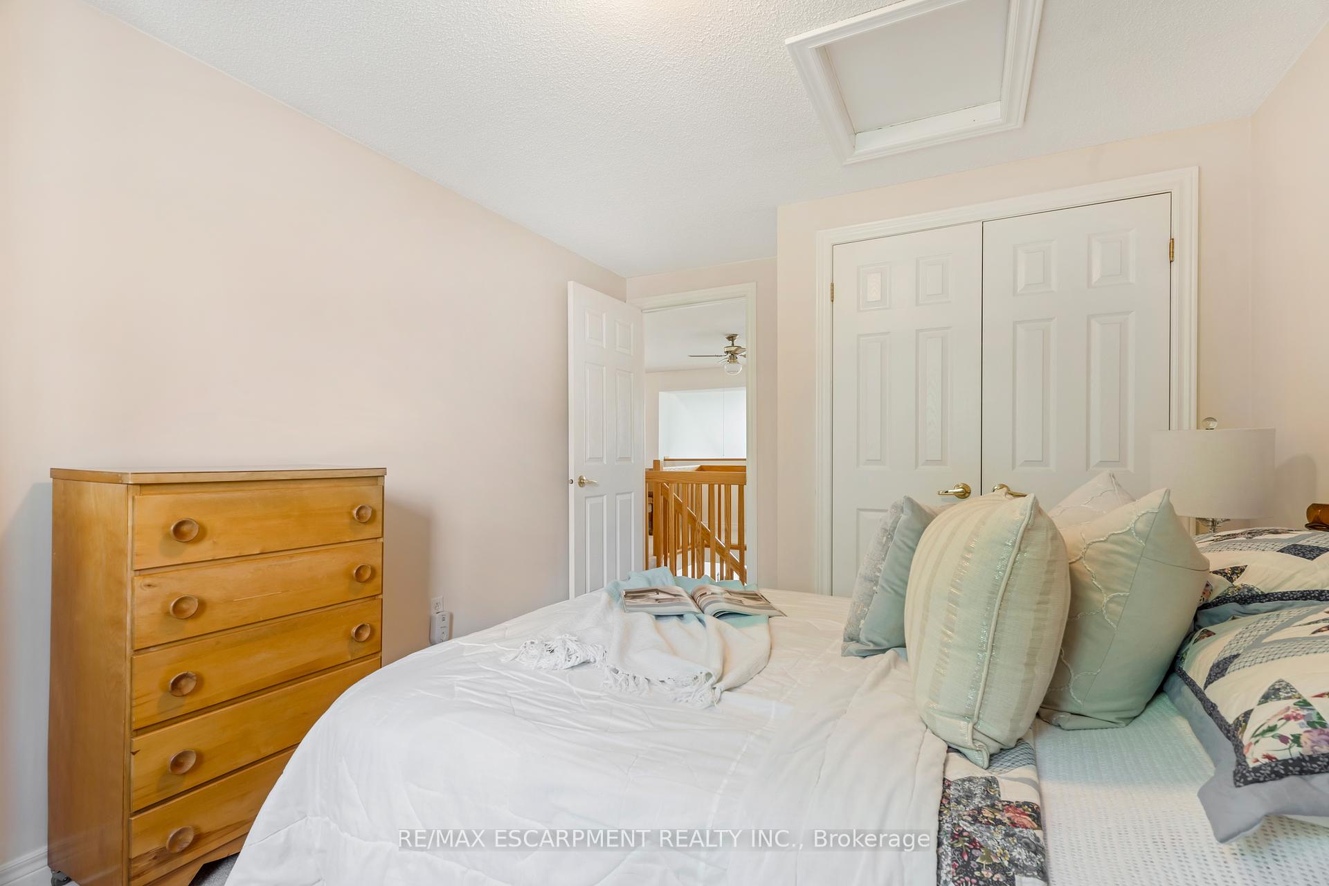 2 Bedrooms Condo at 810 Golf Links, Hamilton For sale