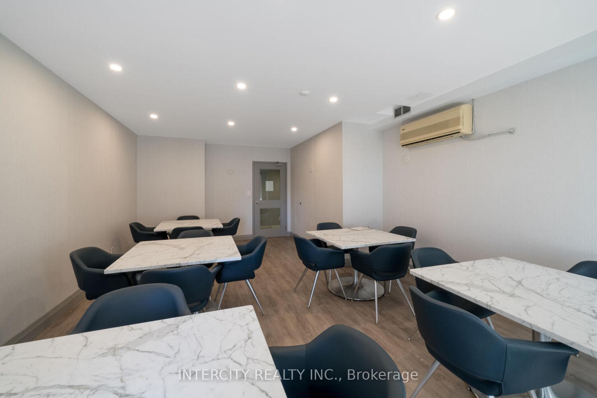 3 Bedrooms Condo at 32 Tannery, Mississauga For sale