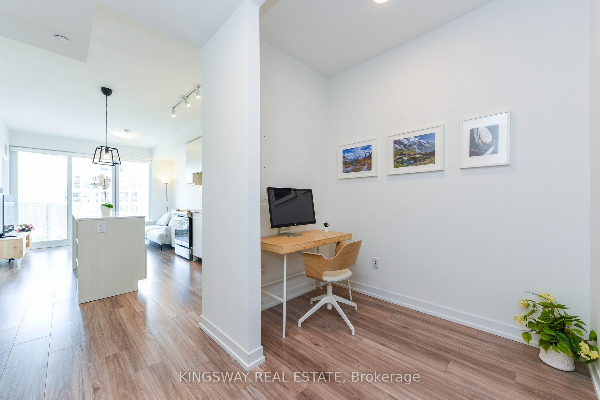 2 Bedrooms Condo at 4065 Confederation, Mississauga For sale