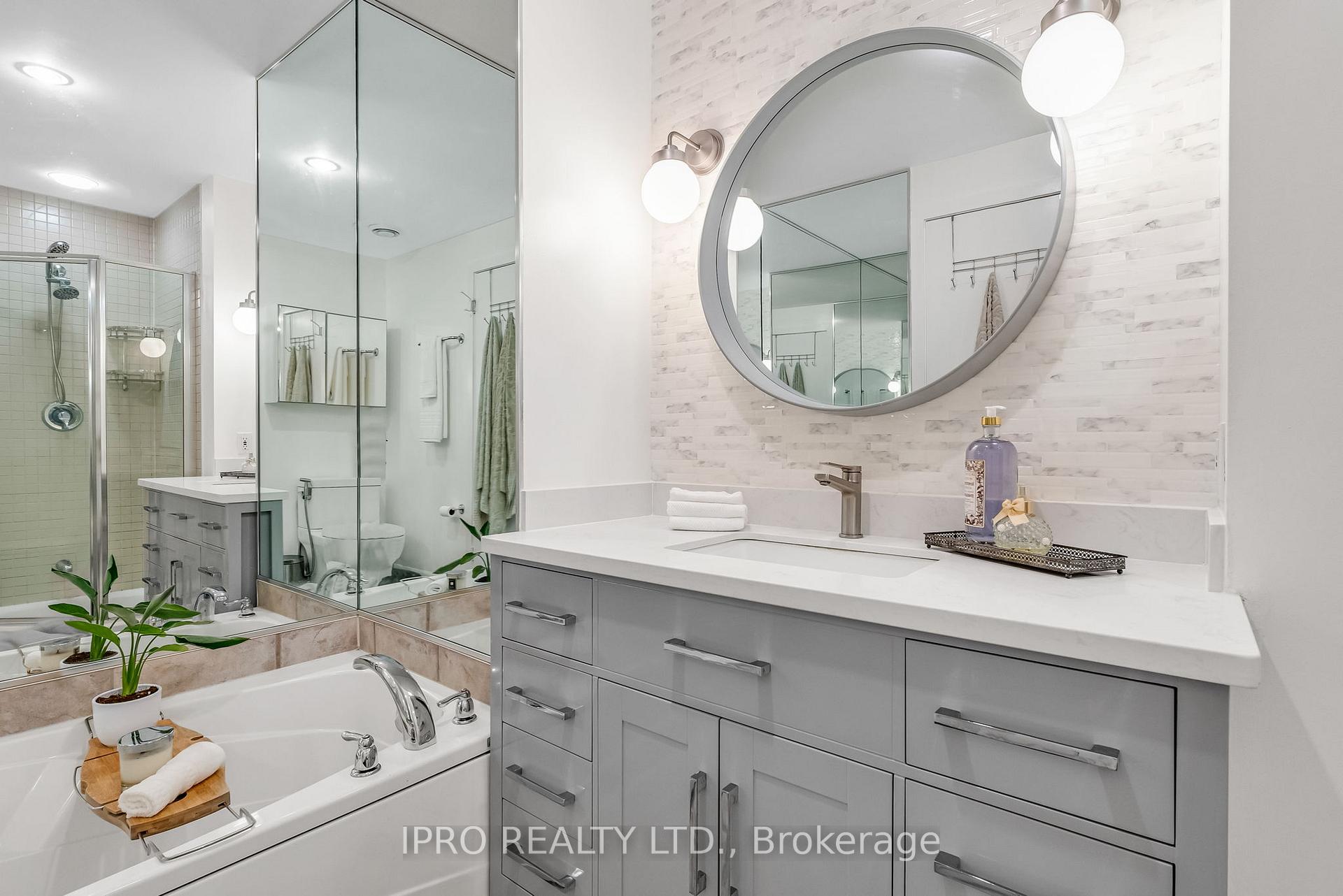 3 Bedrooms Condo at 500 Queens, Toronto For sale