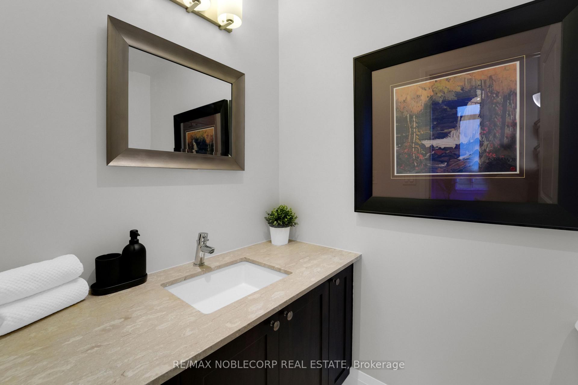2 Bedrooms Condo at 12 Woodstream, Vaughan For sale