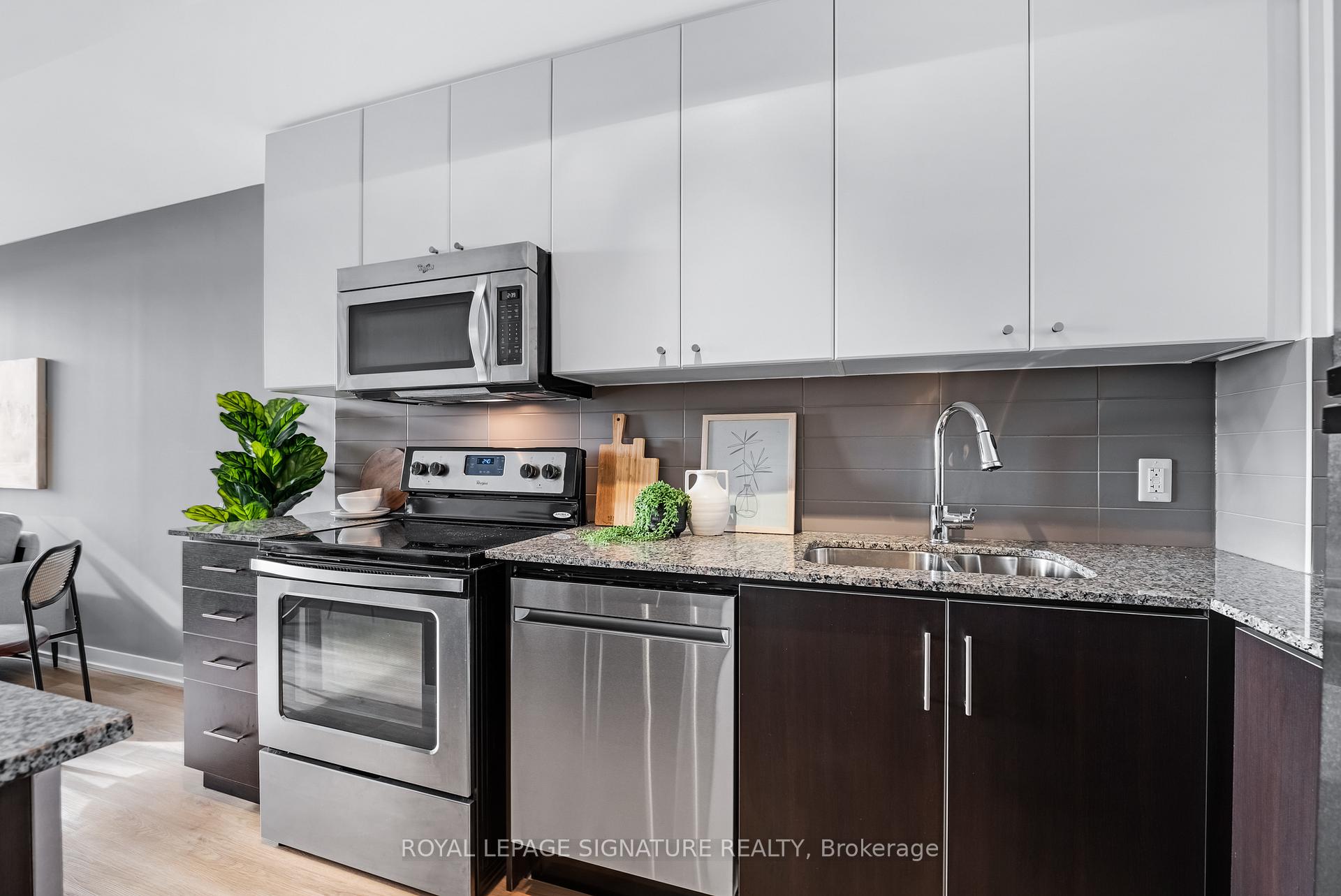 2 Bedrooms Condo at 8 Fieldway, Toronto For sale