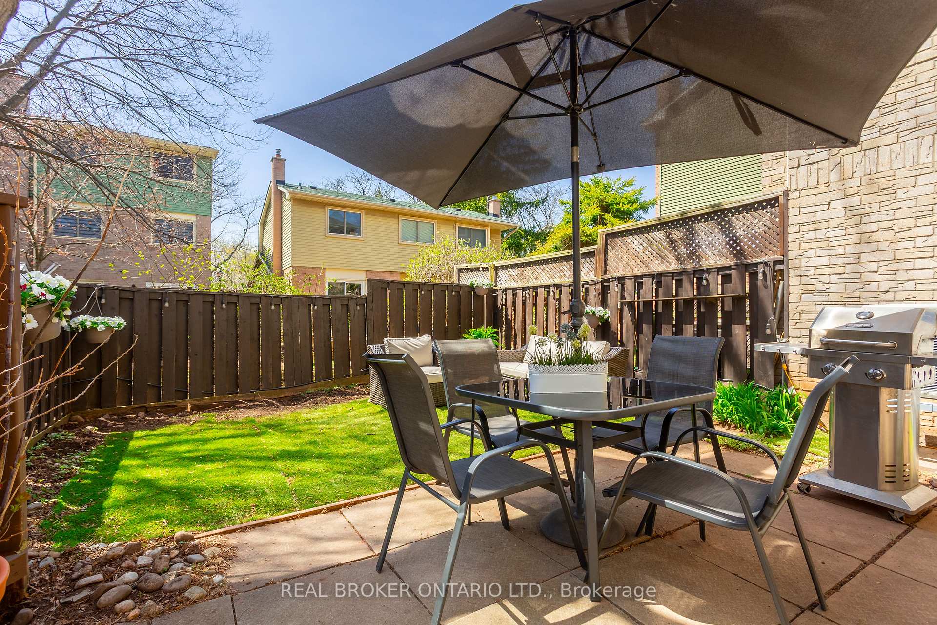 3 Bedrooms Semi-Detached at 1135 McCraney, Oakville For sale