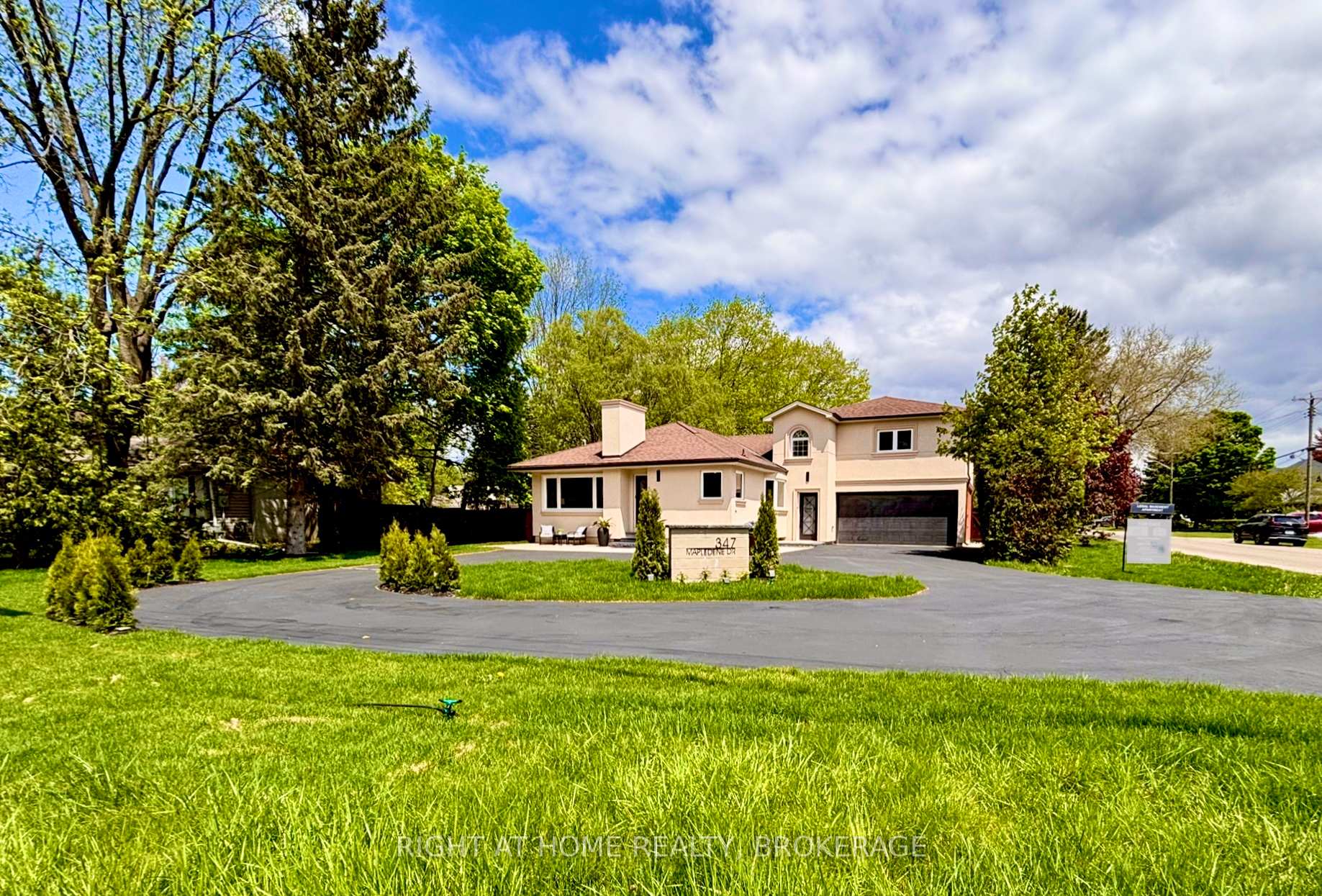 347 Mapledene Drive, Hamilton, ON L9G 2K3
