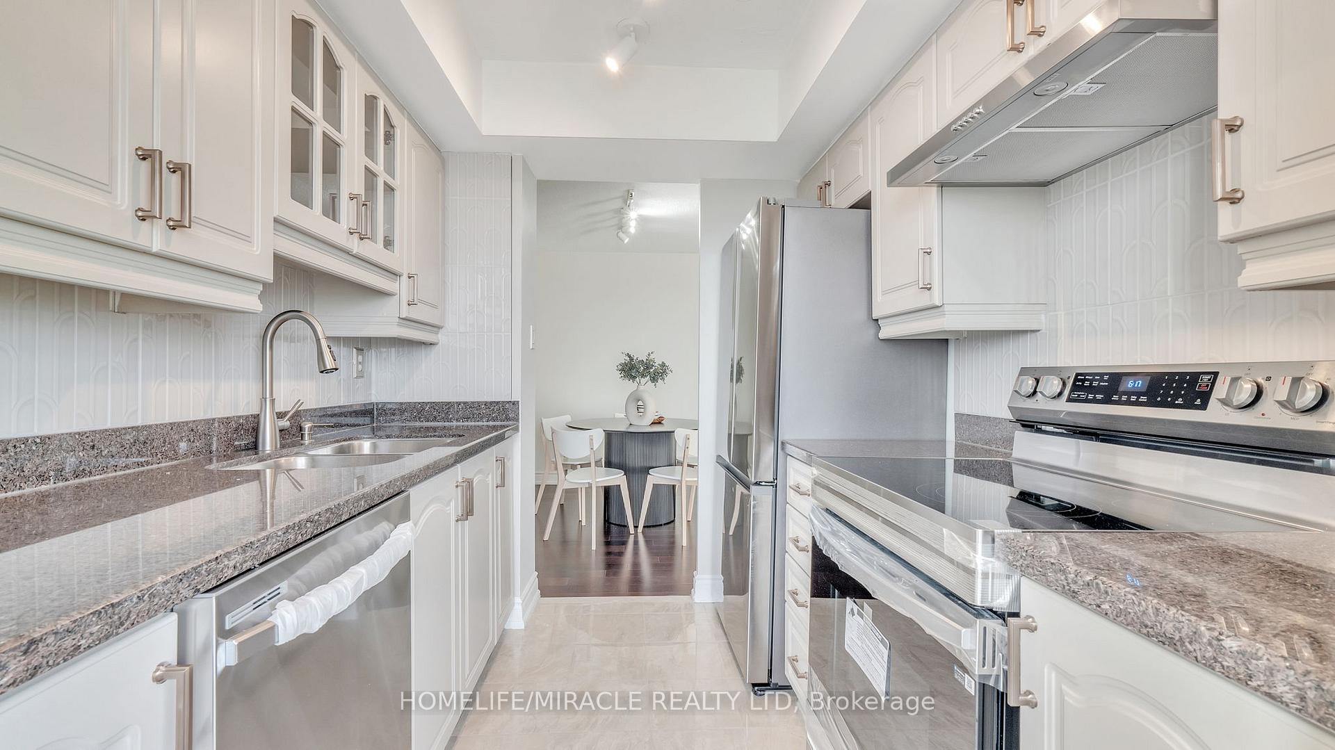 3 Bedrooms Condo at 550 Webb, Mississauga For sale