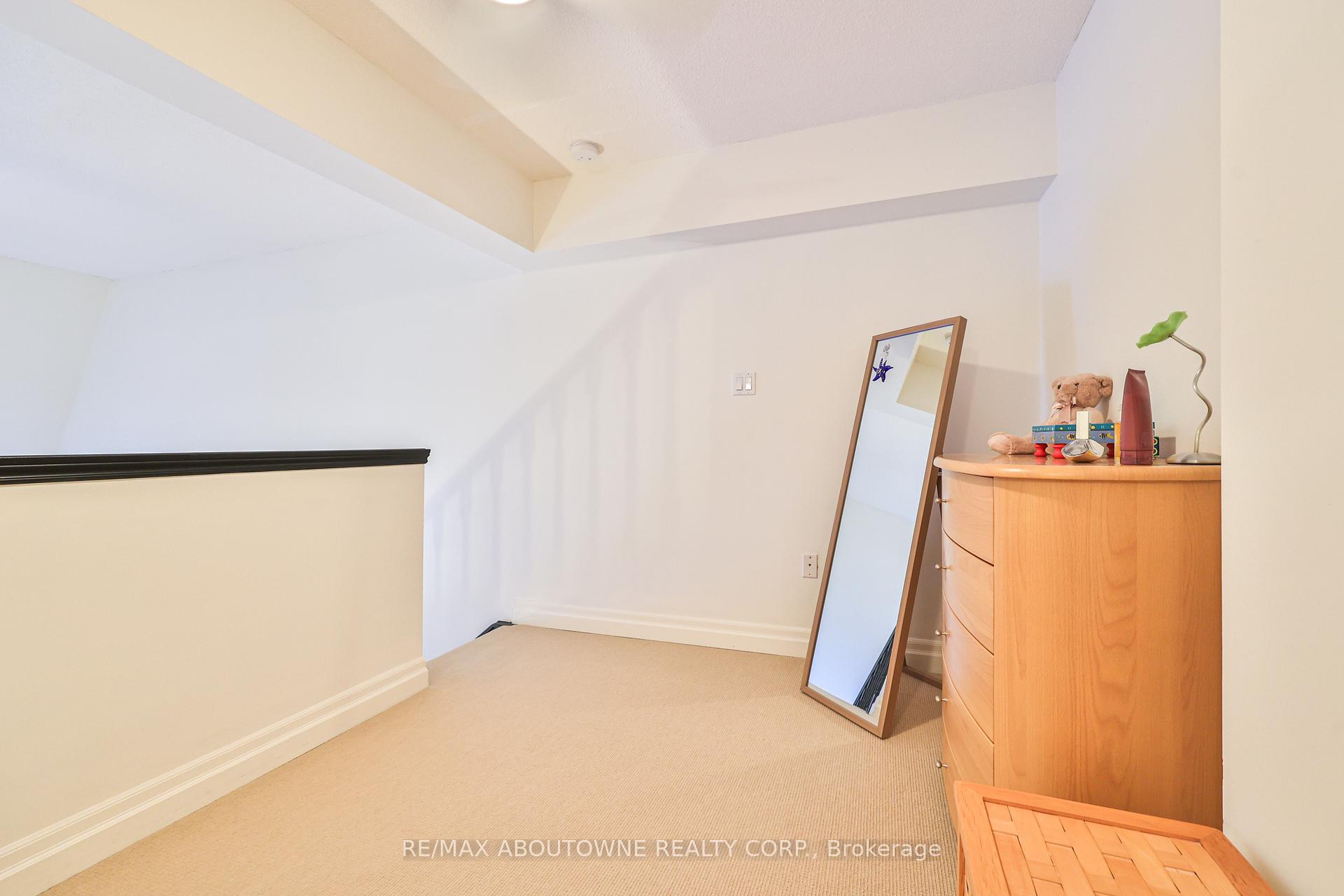 2 Bedrooms Condo at 185 Robinson, Oakville For sale