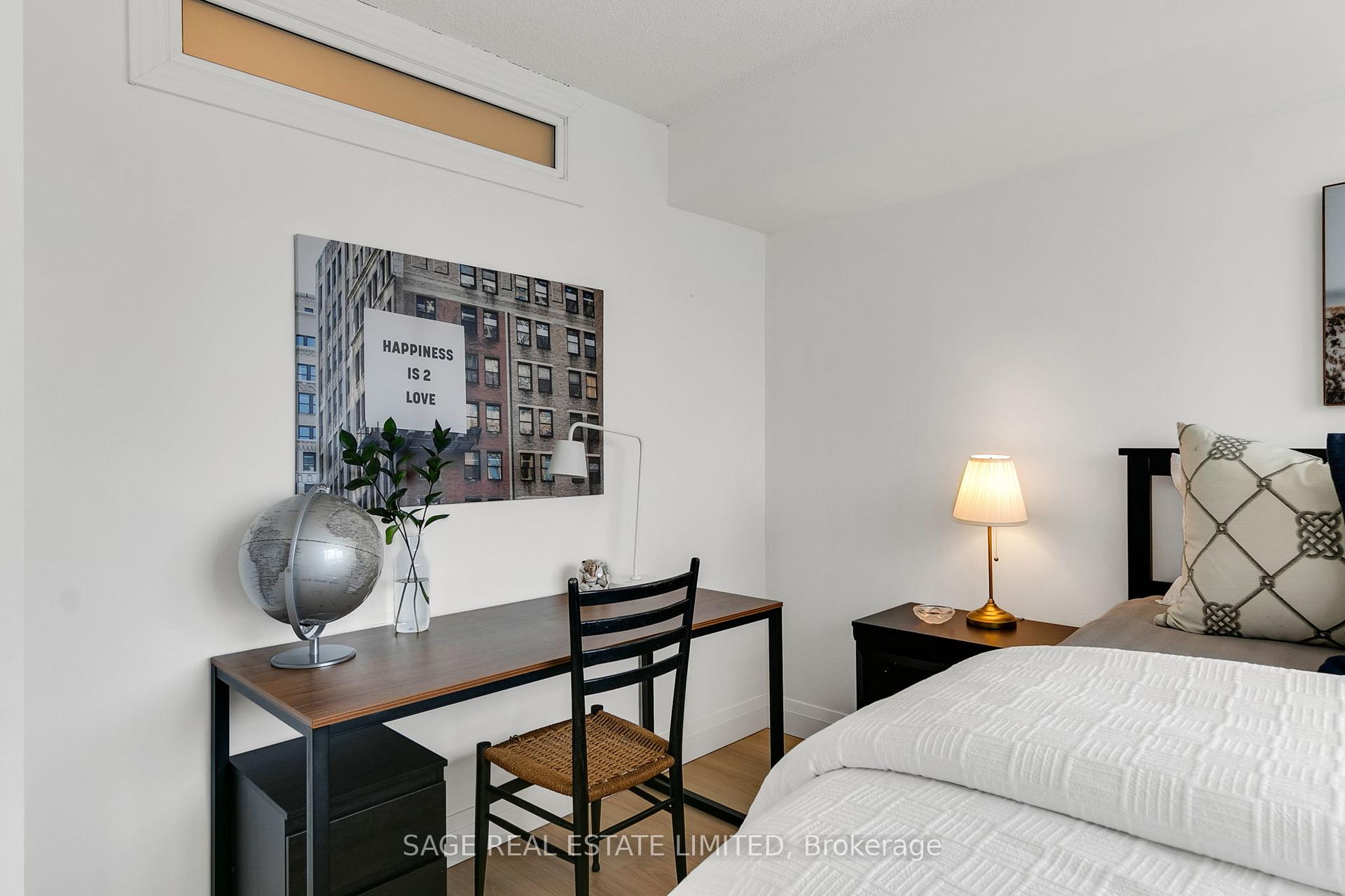 2 Bedrooms Condo at 15 Maitland, Toronto For sale