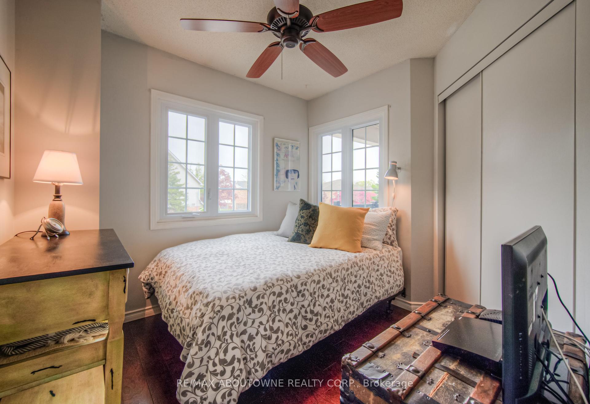 2 Bedrooms Condo at 2110 Cleaver, Burlington For sale