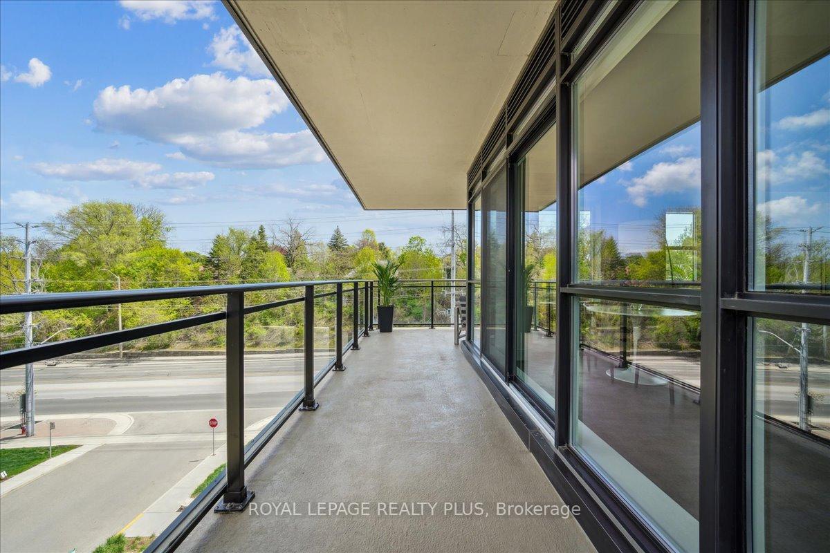 2 Bedrooms Condo at 1575 Lakeshore, Mississauga For sale