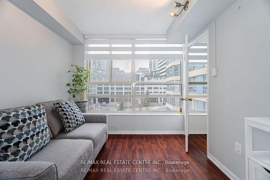 3 Bedrooms Condo at 250 Webb, Mississauga For sale