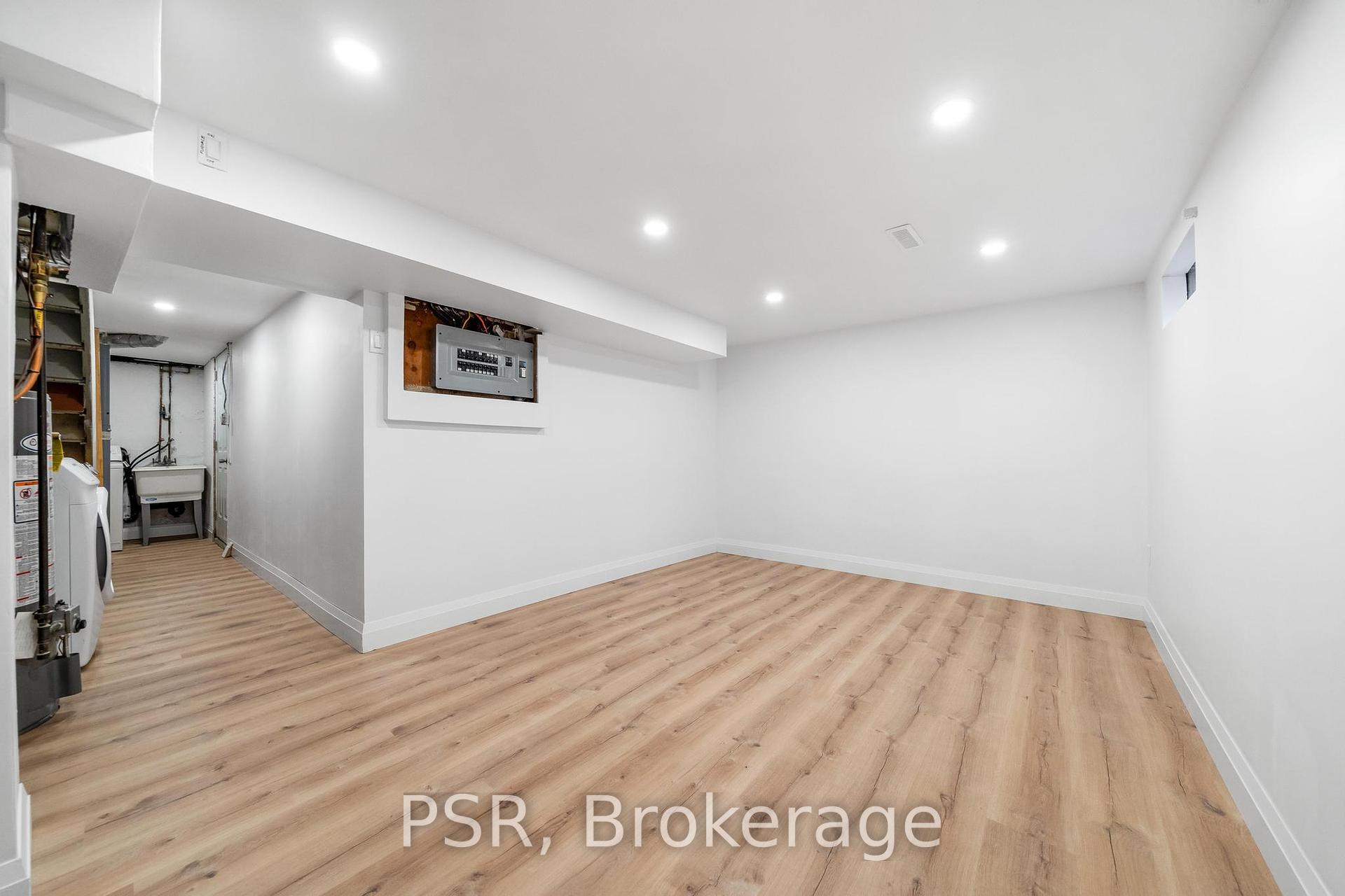 3 Bedrooms Condo at 10 Angus, Hamilton For sale