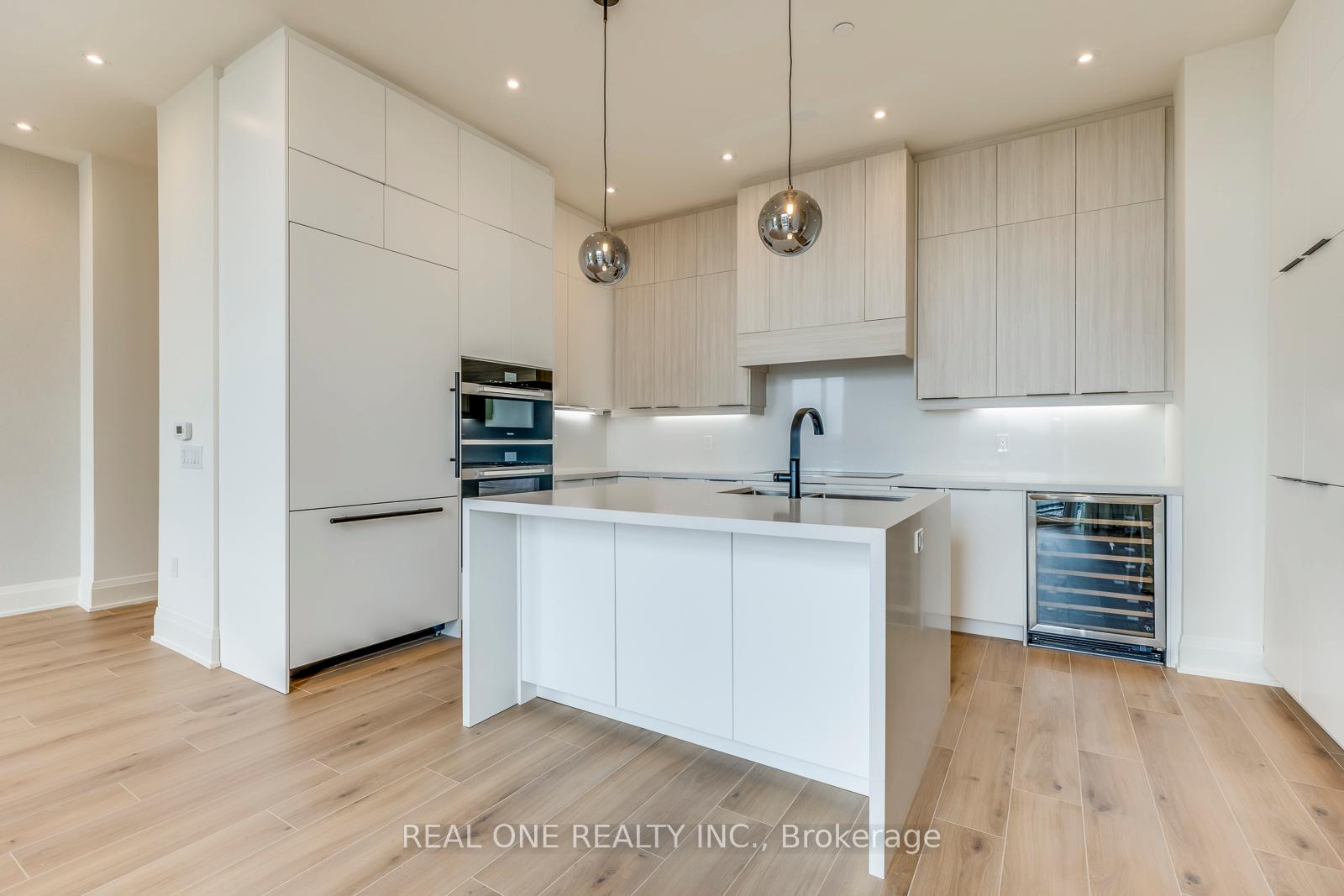 3 Bedrooms Condo at 509 Dundas, Oakville For sale
