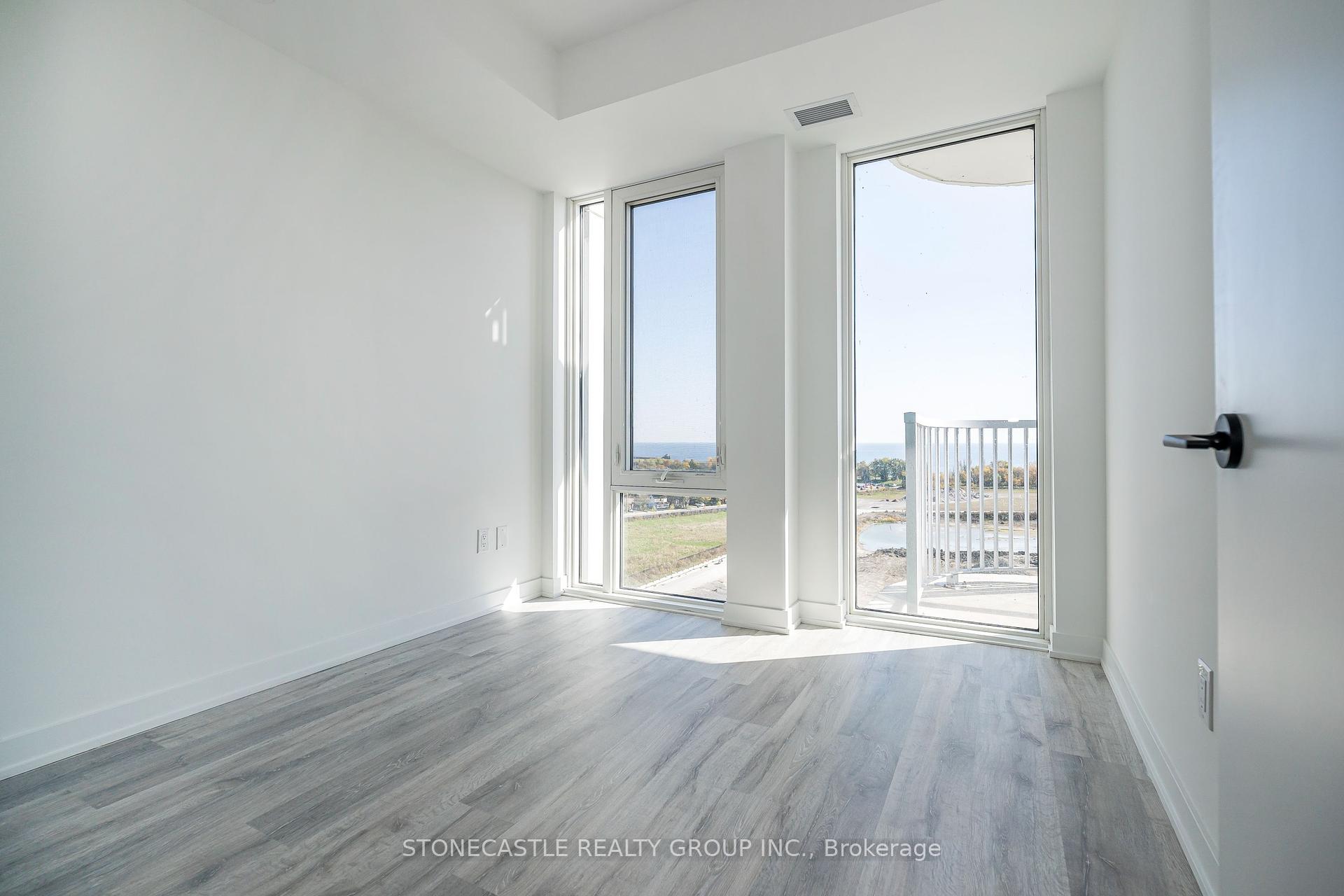3 Bedrooms Condo at 220 Missinnihe, Mississauga For sale