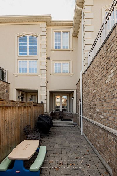 6 Bunn Court, Aurora, ON L4G 0G6