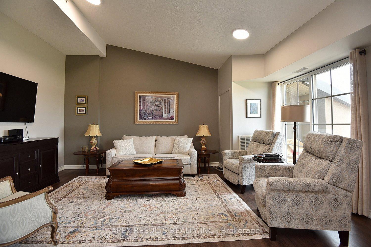3 Bedrooms Condo at 262 Dundas, Hamilton For sale