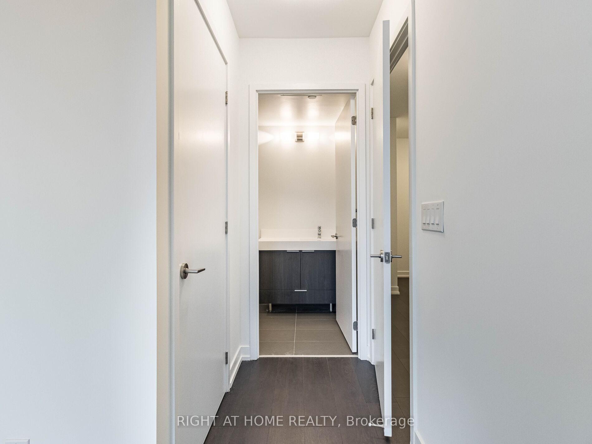2 Bedrooms Condo at 5 maryport, Toronto For sale