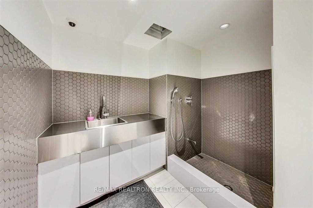 2 Bedrooms Condo at 39 Roehampton, Toronto For sale