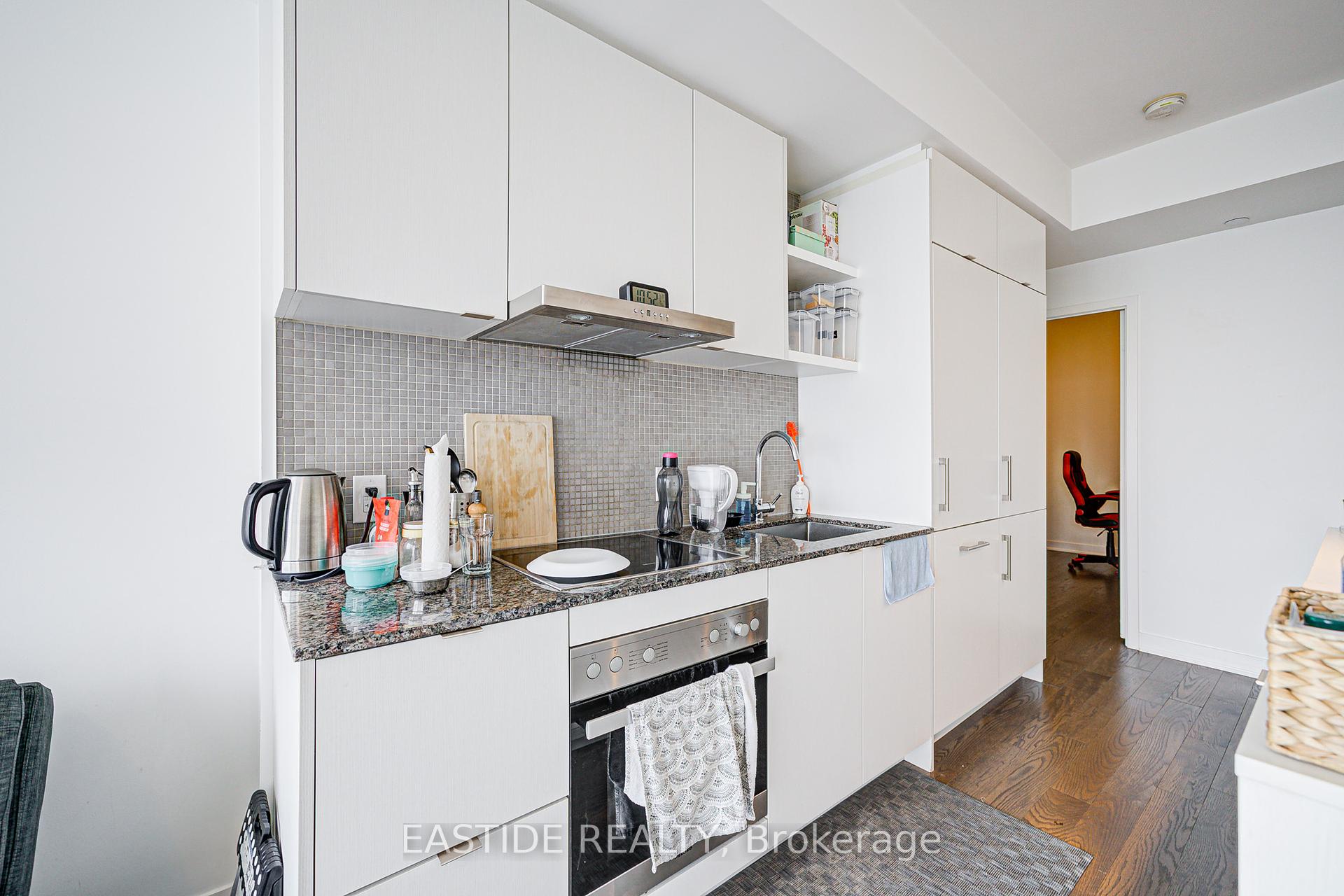 2 Bedrooms Condo at 88 Harbour, Toronto For sale