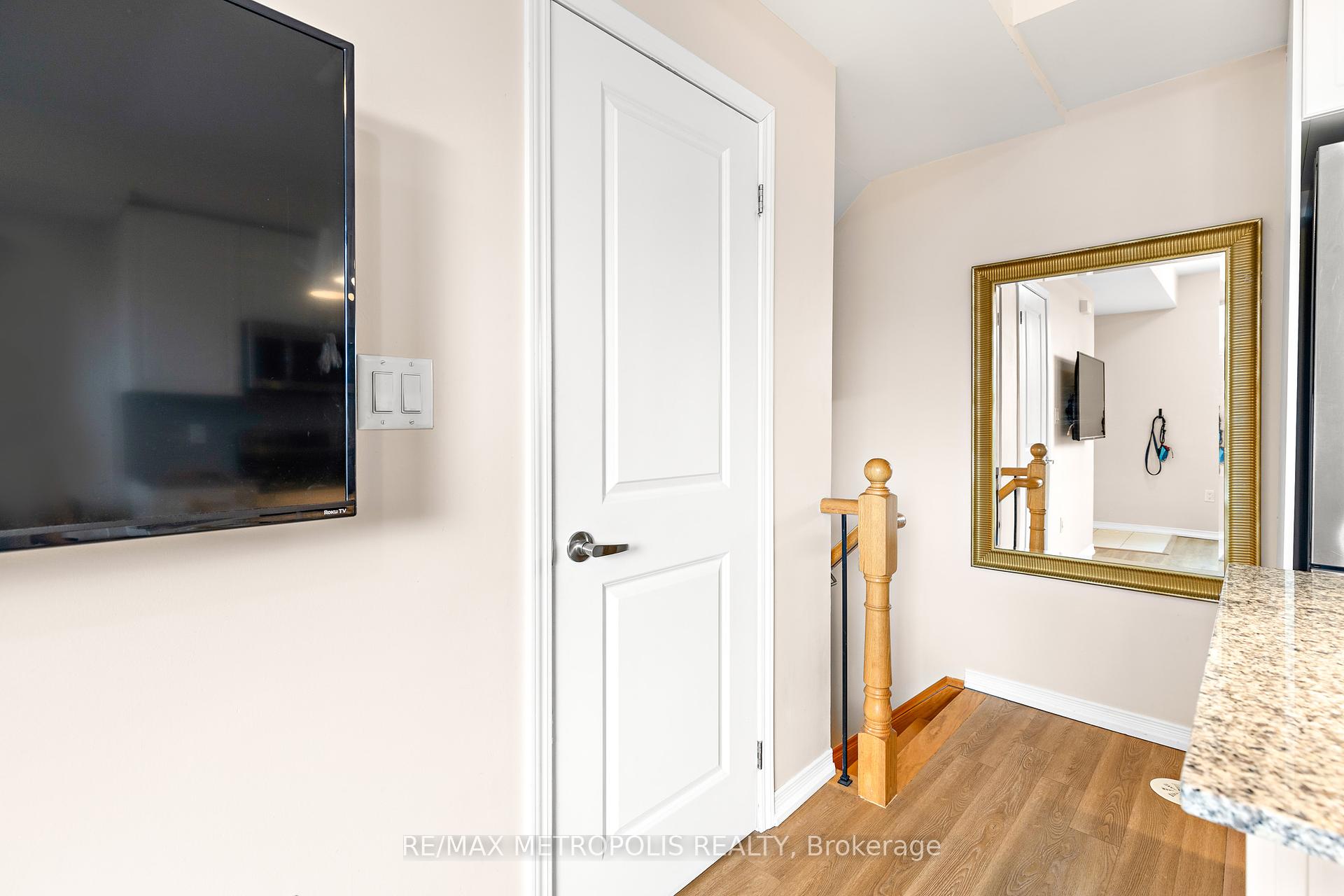 2 Bedrooms Condo at 24 Fieldway,  Toronto For sale