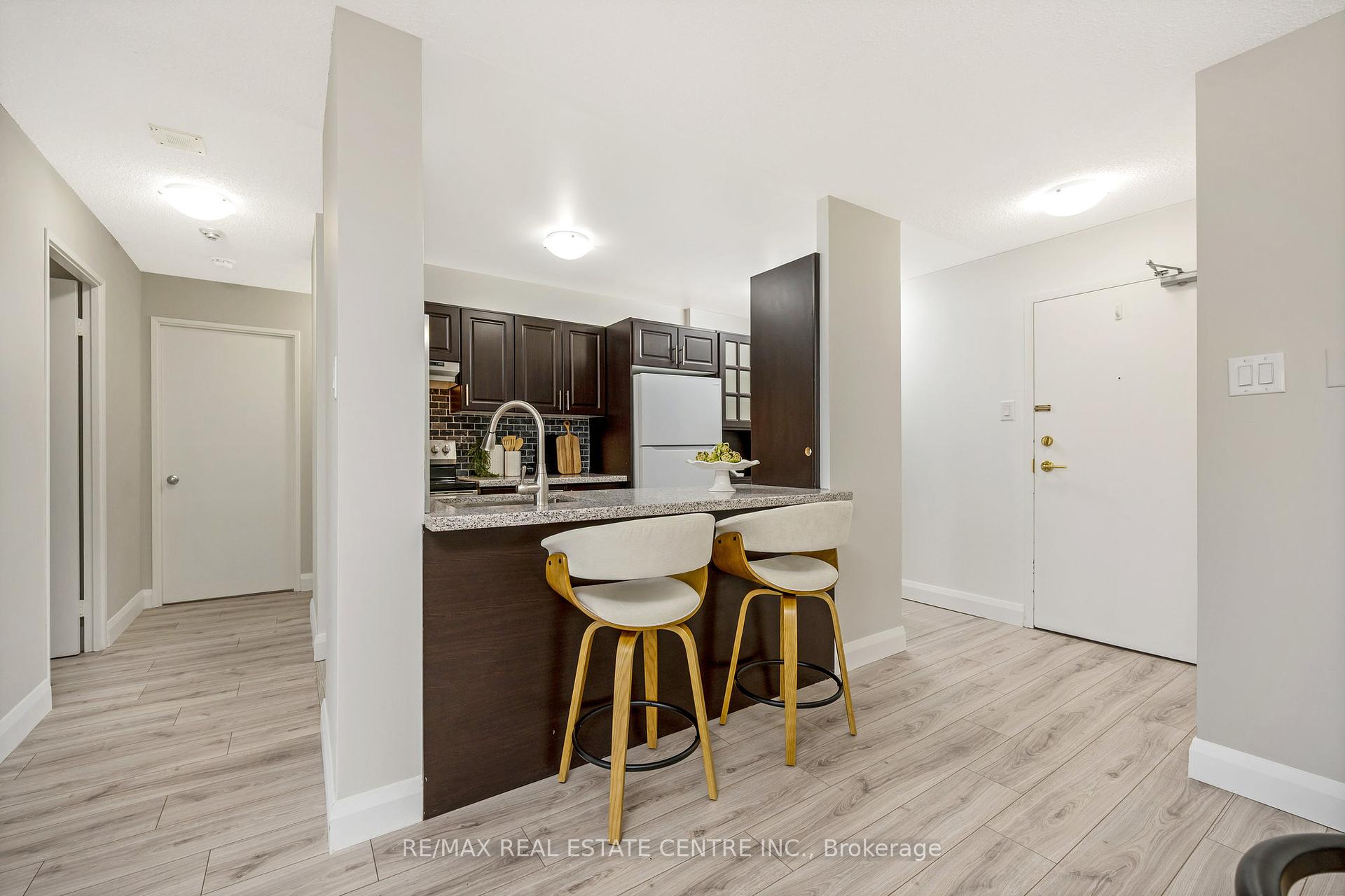 2 Bedrooms Condo at 4185 Shipp, Mississauga For sale