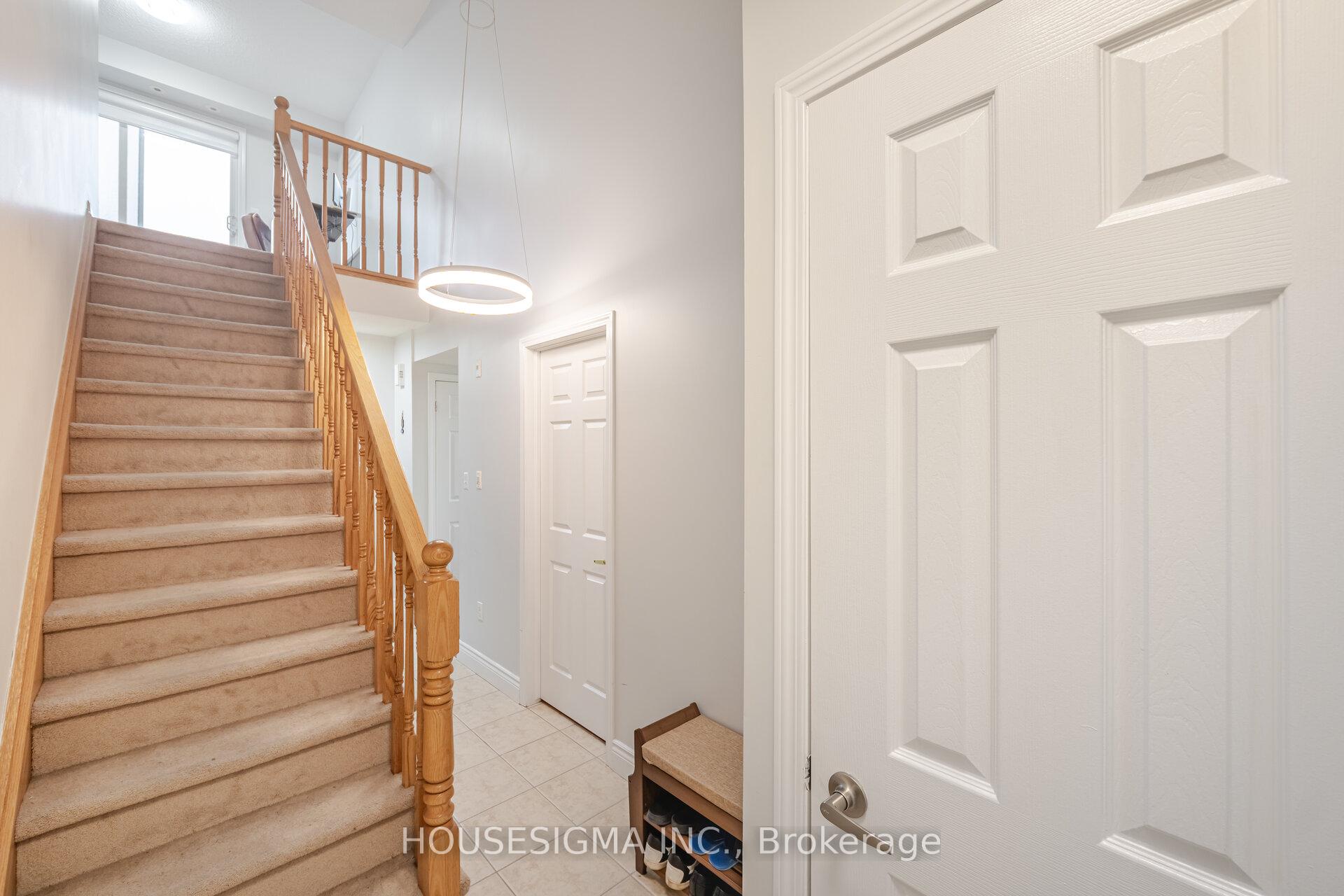 3 Bedrooms Condo at 760 Neighbourhood, Mississauga For sale