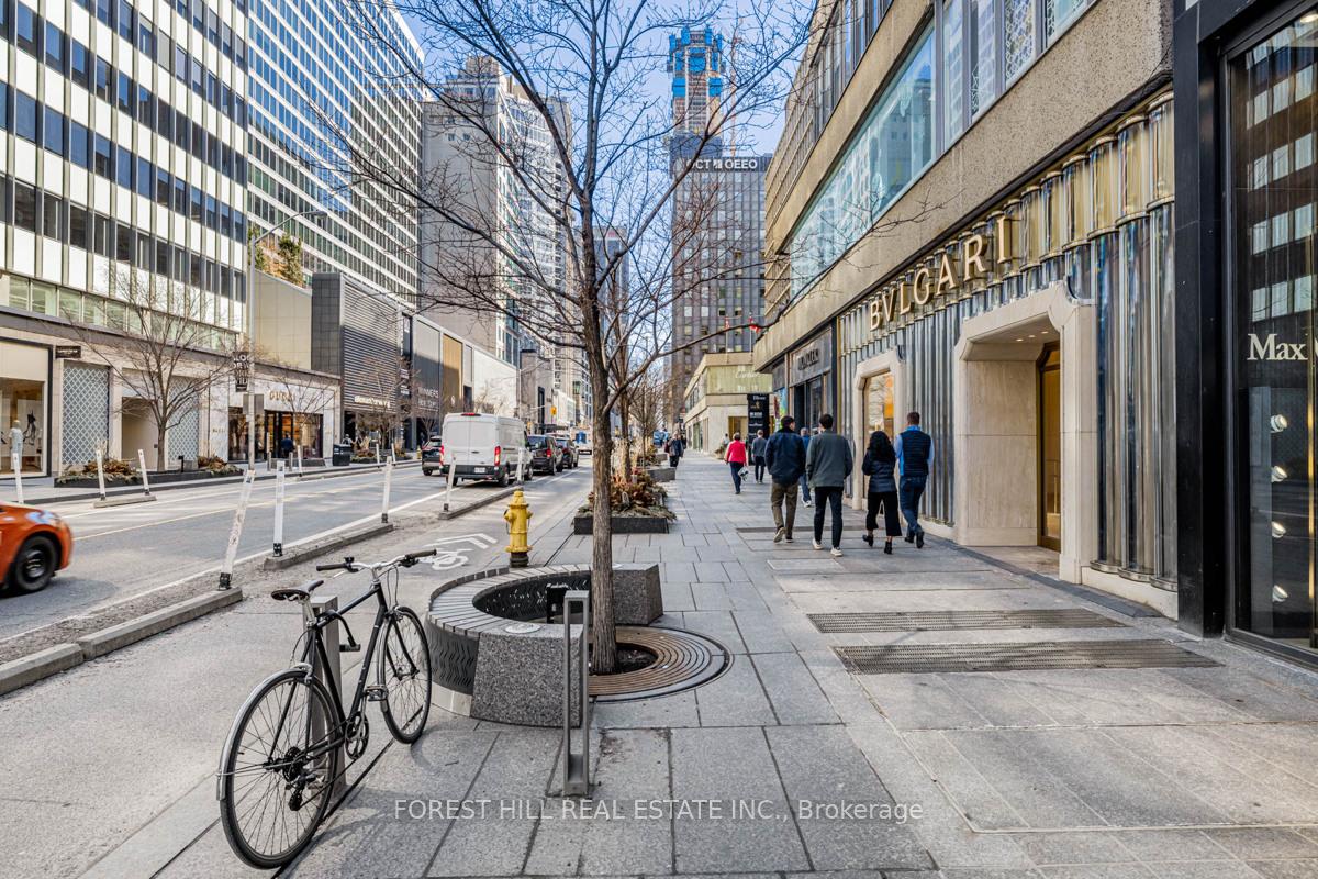 2 Bedrooms Condo at 175 Cumberland, Toronto For sale