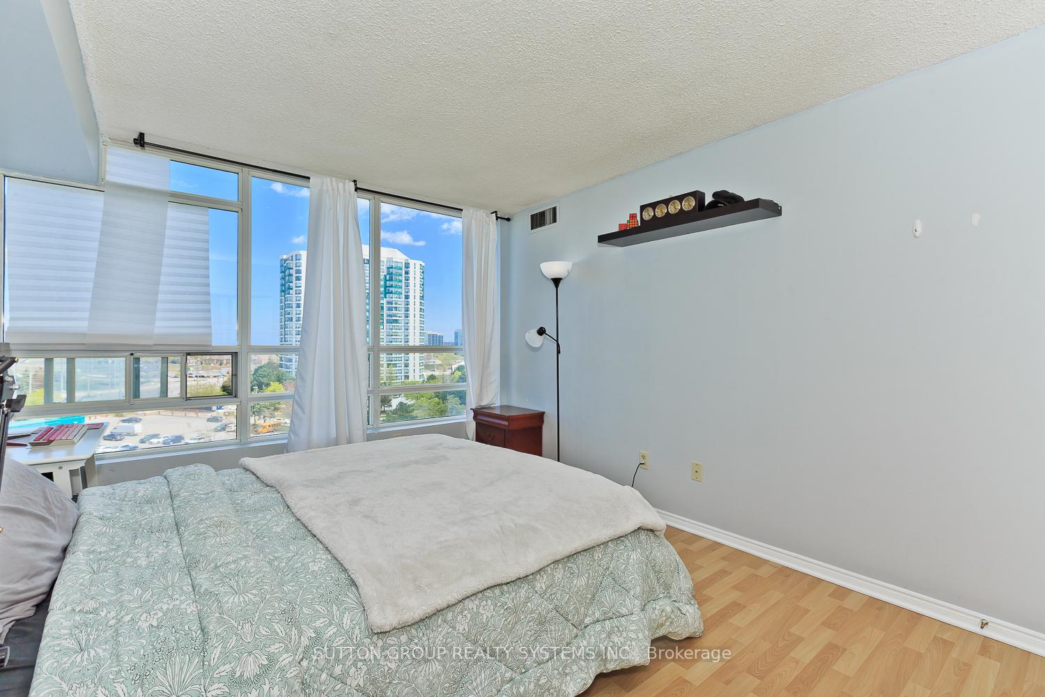 3 Bedrooms Condo at 50 Kingsbridge Garden, Mississauga For sale