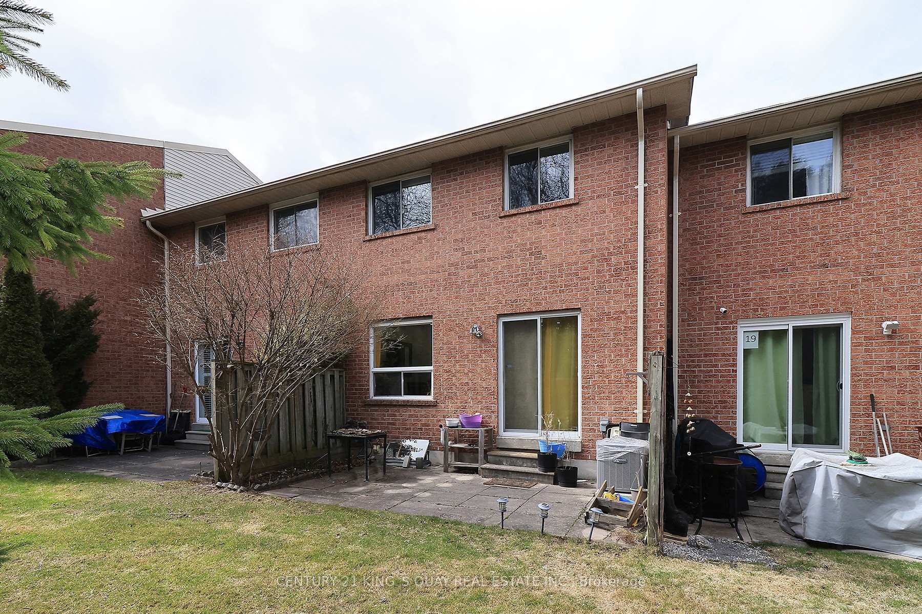 4 Bedrooms Condo at 25 Whitecap, Toronto For sale