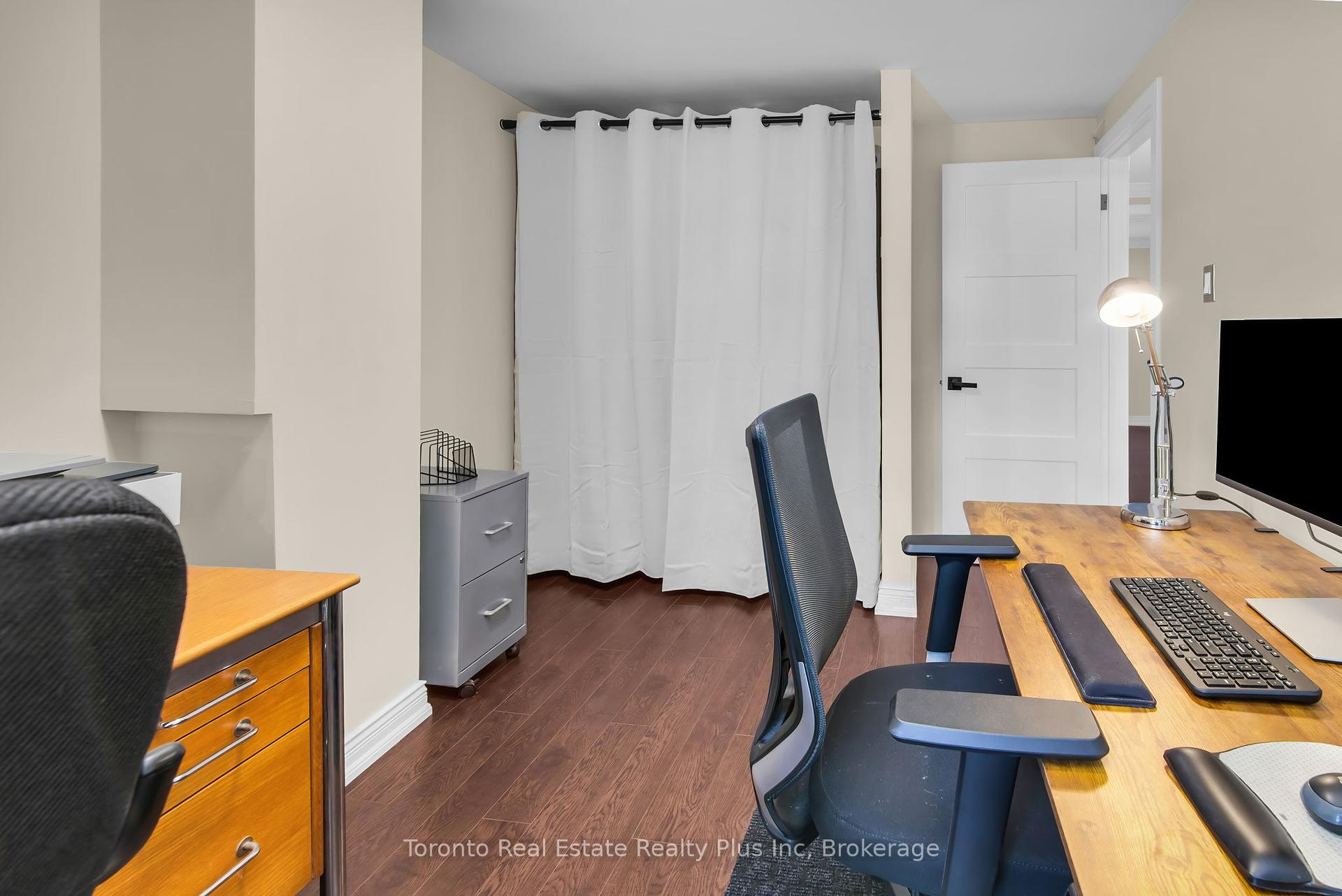 3 Bedrooms Condo at 400 Bloor, Mississauga For sale