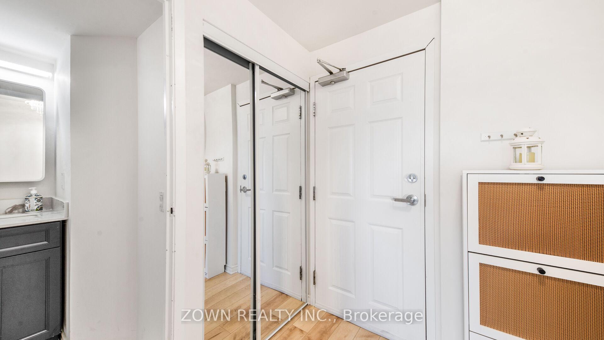 3 Bedrooms Condo at 15 Maplewood, Toronto For sale