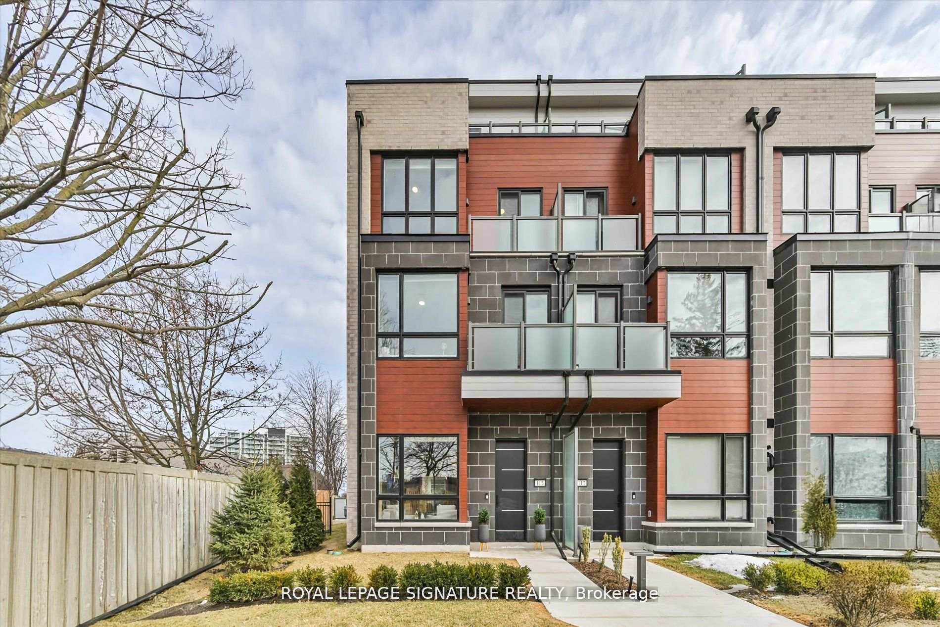 4 Bedrooms Condo at 115 High, Mississauga For sale