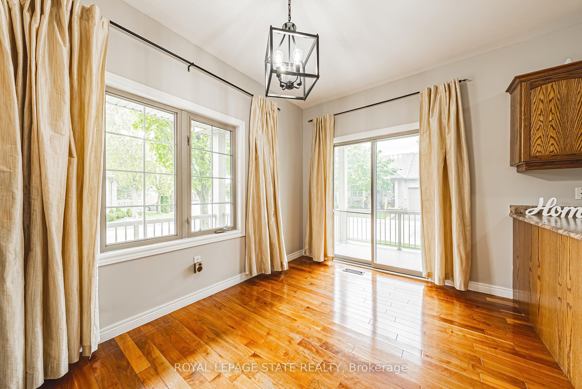 2 Bedrooms Condo at 130 Southbrook, Hamilton For sale
