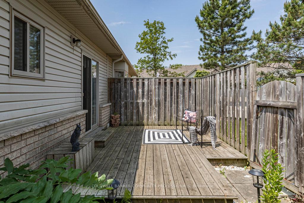 2 Bedrooms Condo at 130 Southbrook, Hamilton For sale