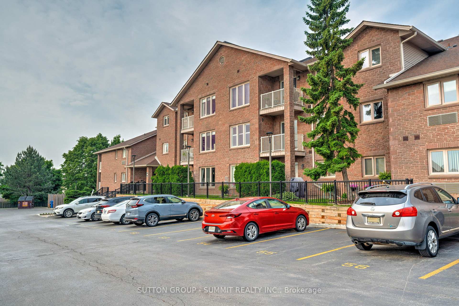 2 Bedrooms Condo at 3050 Pinemeadow, Burlington For sale