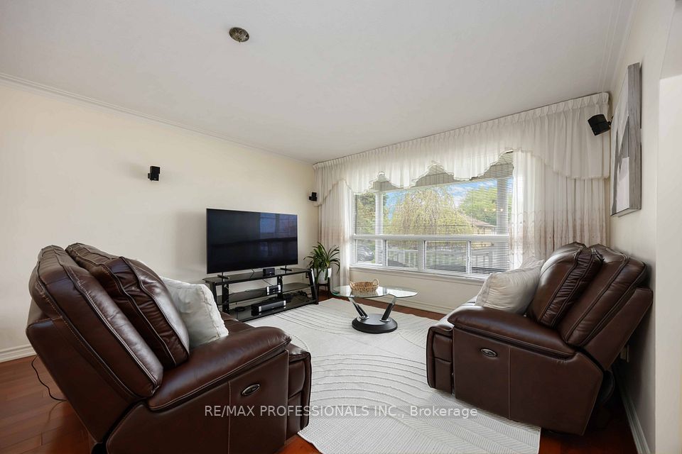 2 Coolhurst Drive, Toronto, ON M9W 4A5