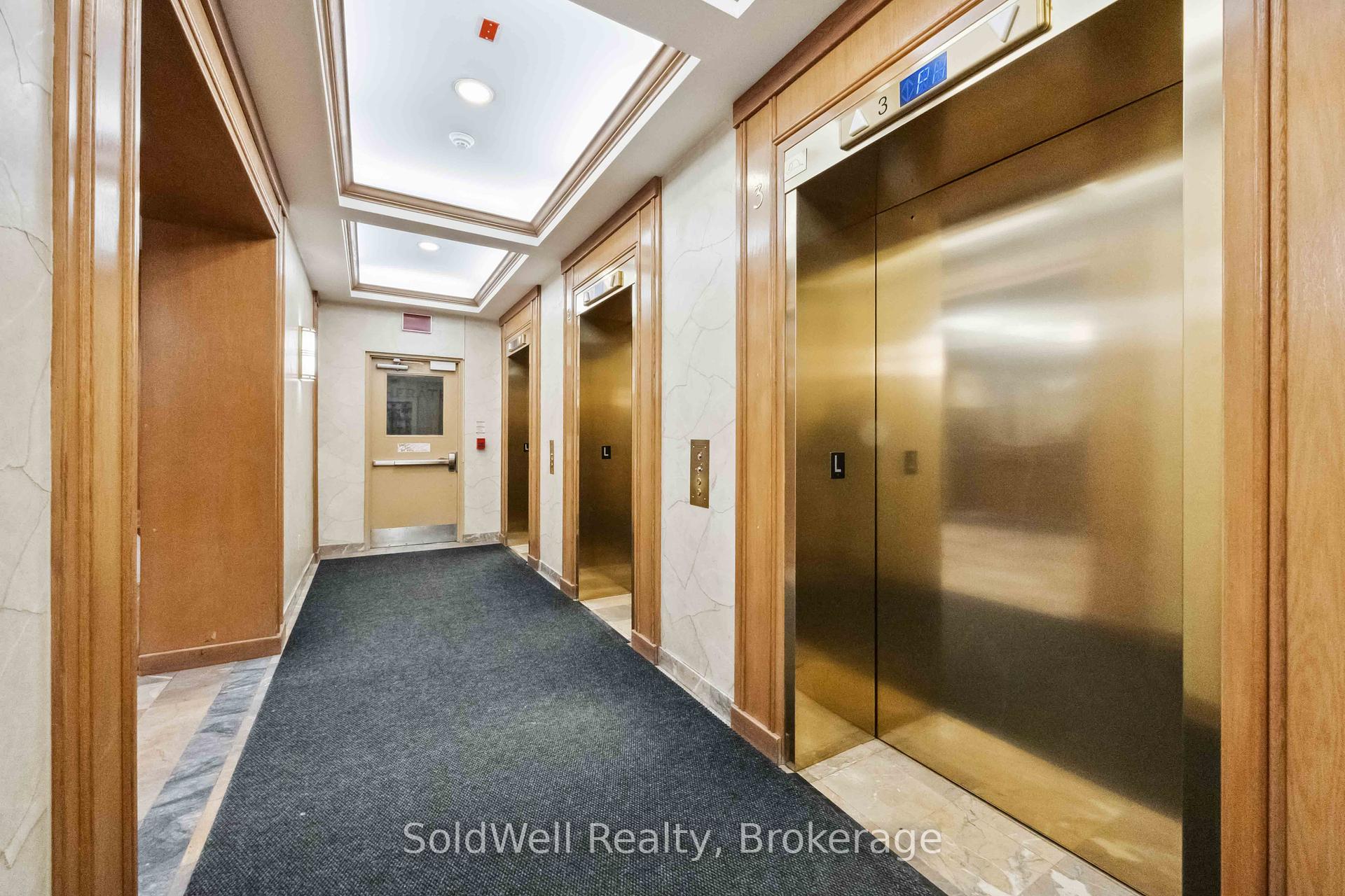 2 Bedrooms Condo at 25 Grenville,  Toronto For sale