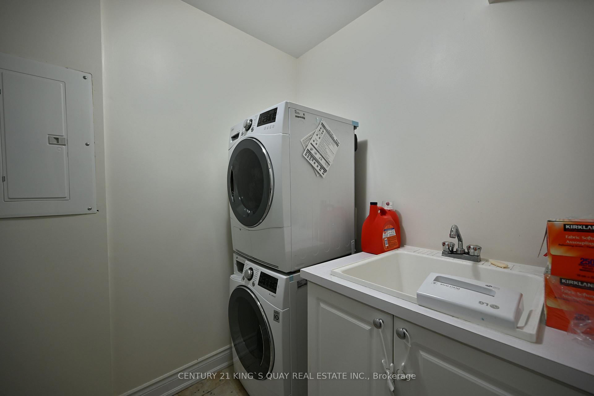 3 Bedrooms Condo at 40 Hargrave,  Toronto For sale