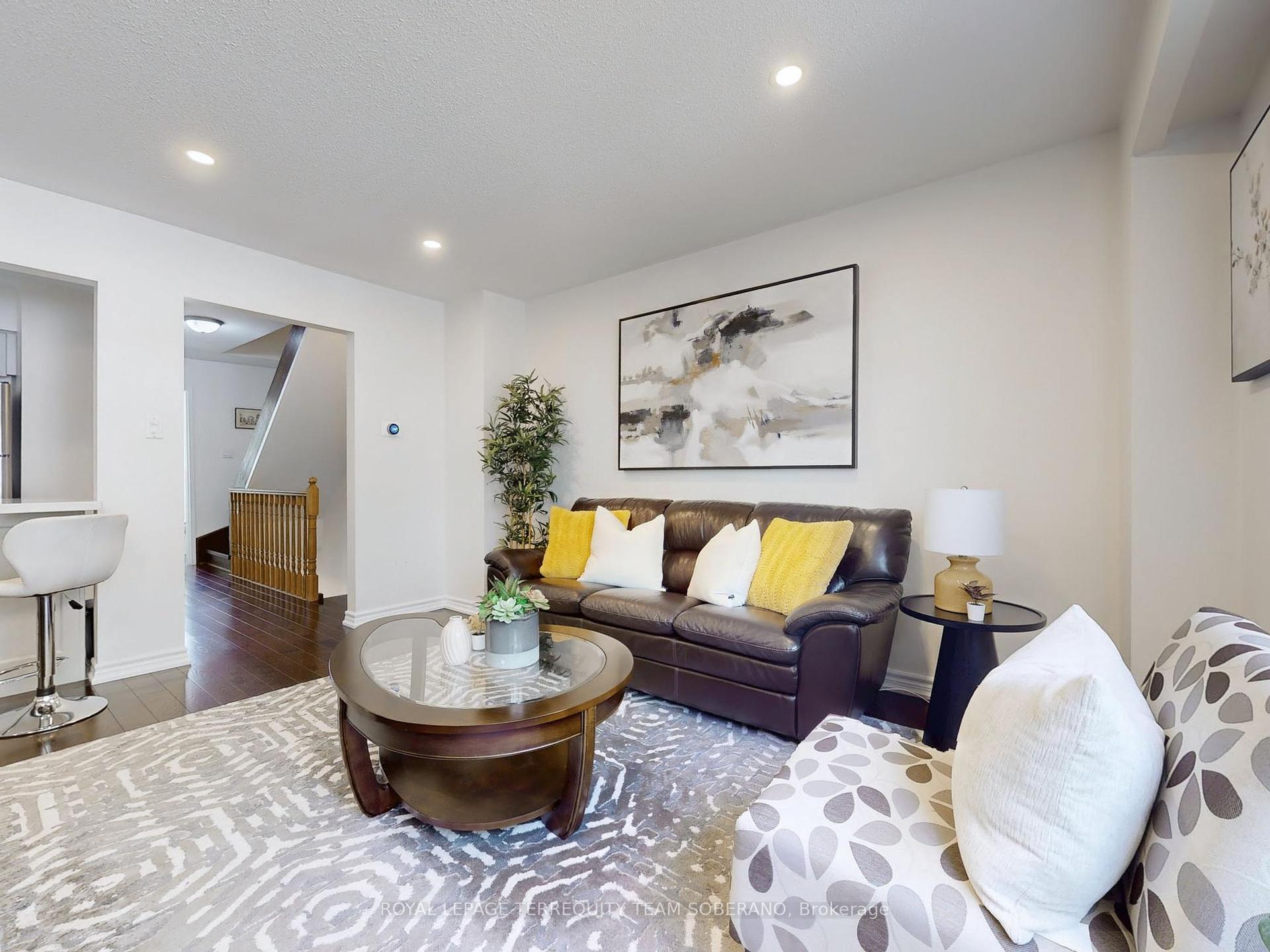 3 Bedrooms Condo at 8 Village Greenway, Toronto For sale