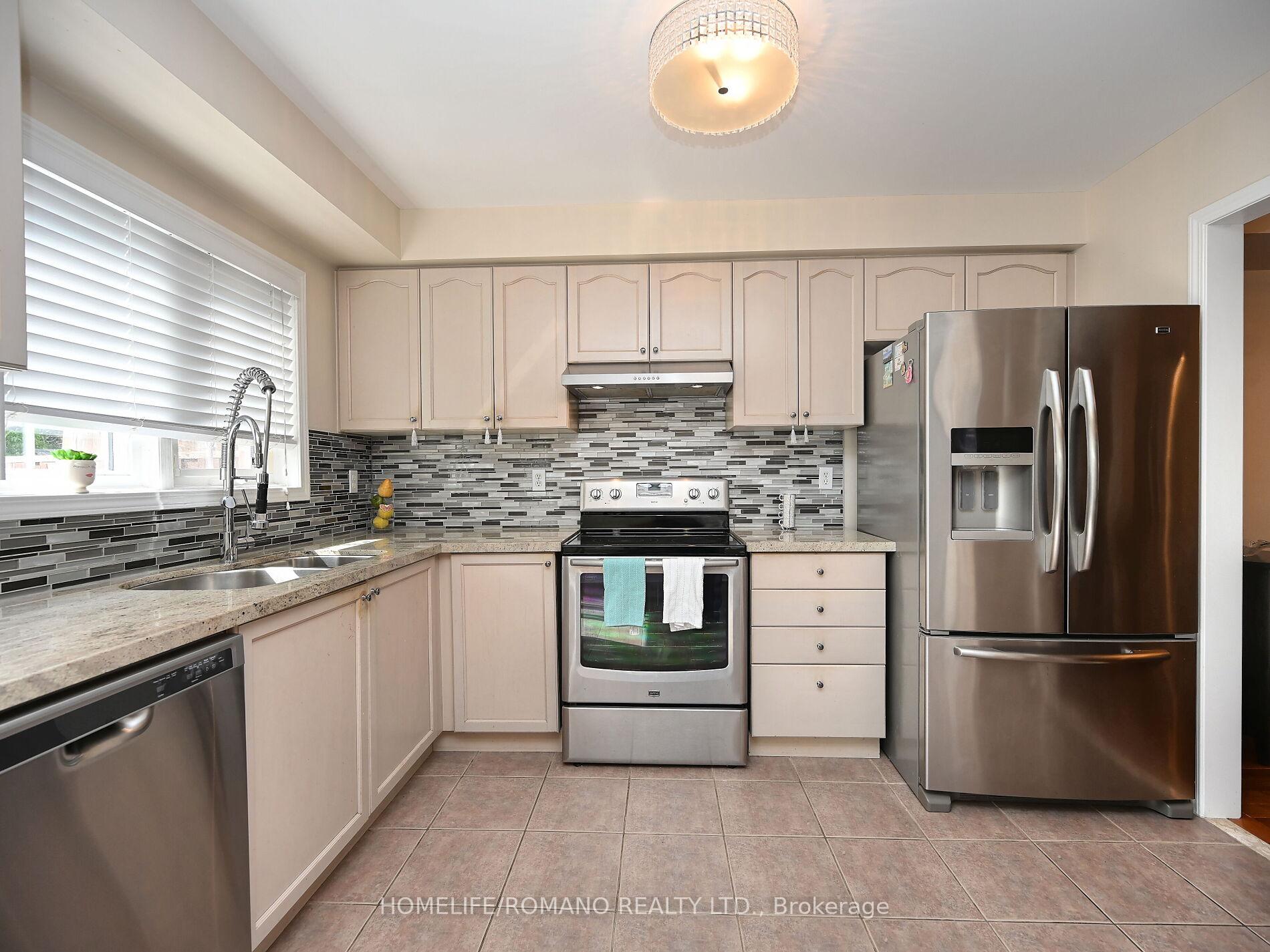 4 Bedrooms Condo at 3030 Breakwater, Mississauga For sale