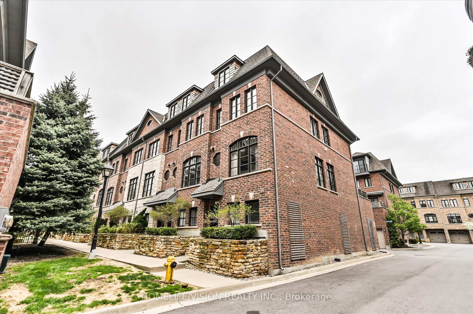 4 Bedrooms Condo at 2 Agar, Vaughan For sale