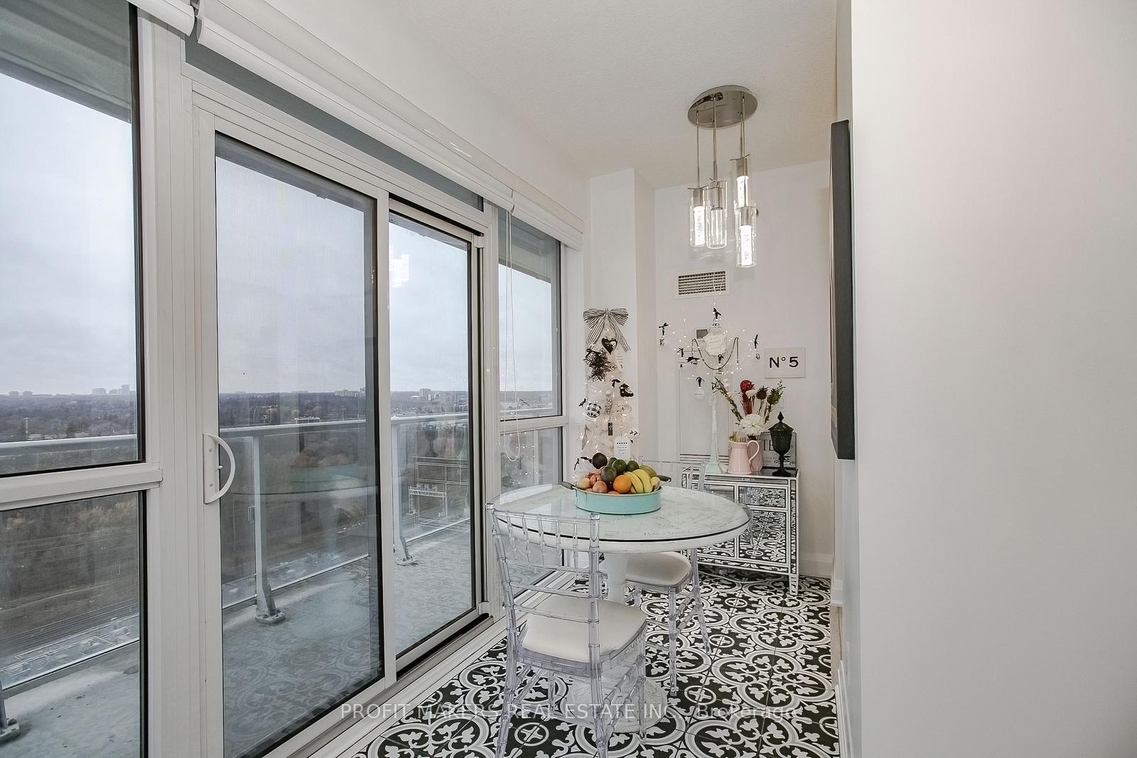 3 Bedrooms Condo at 65 Speers, Oakville For sale