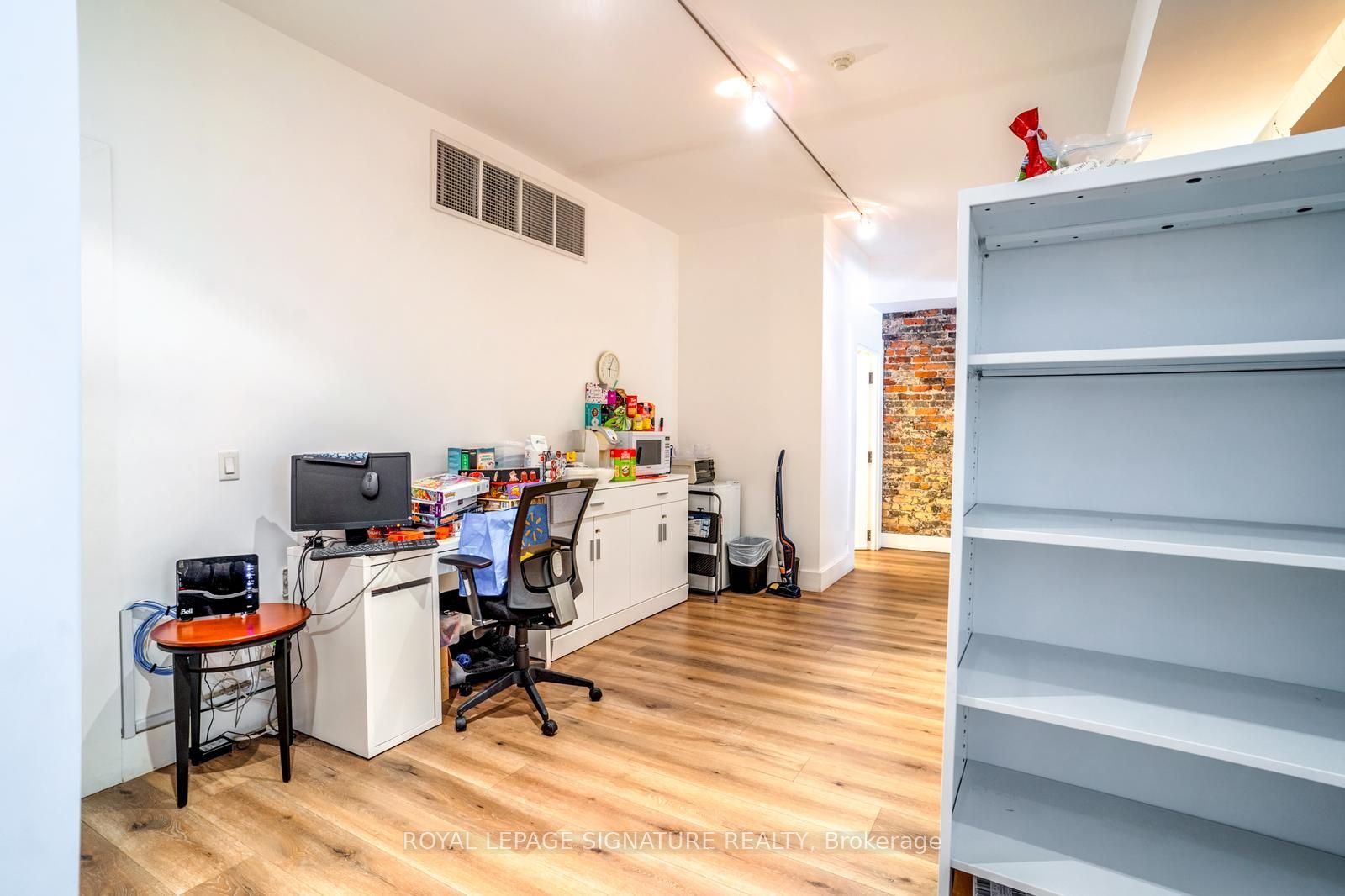 926 King Street W, #Main