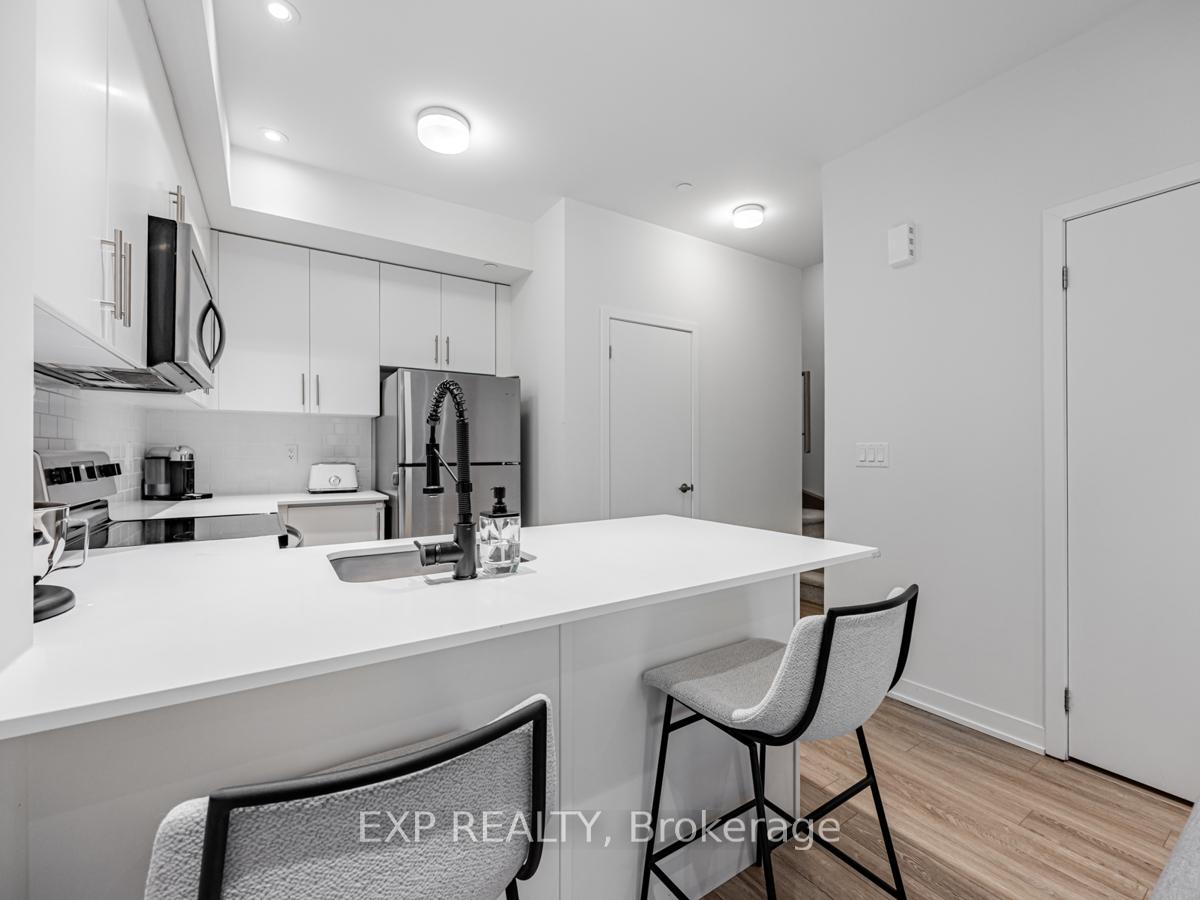 2 Bedrooms Condo at 3409 Ridgeway,  Mississauga For sale