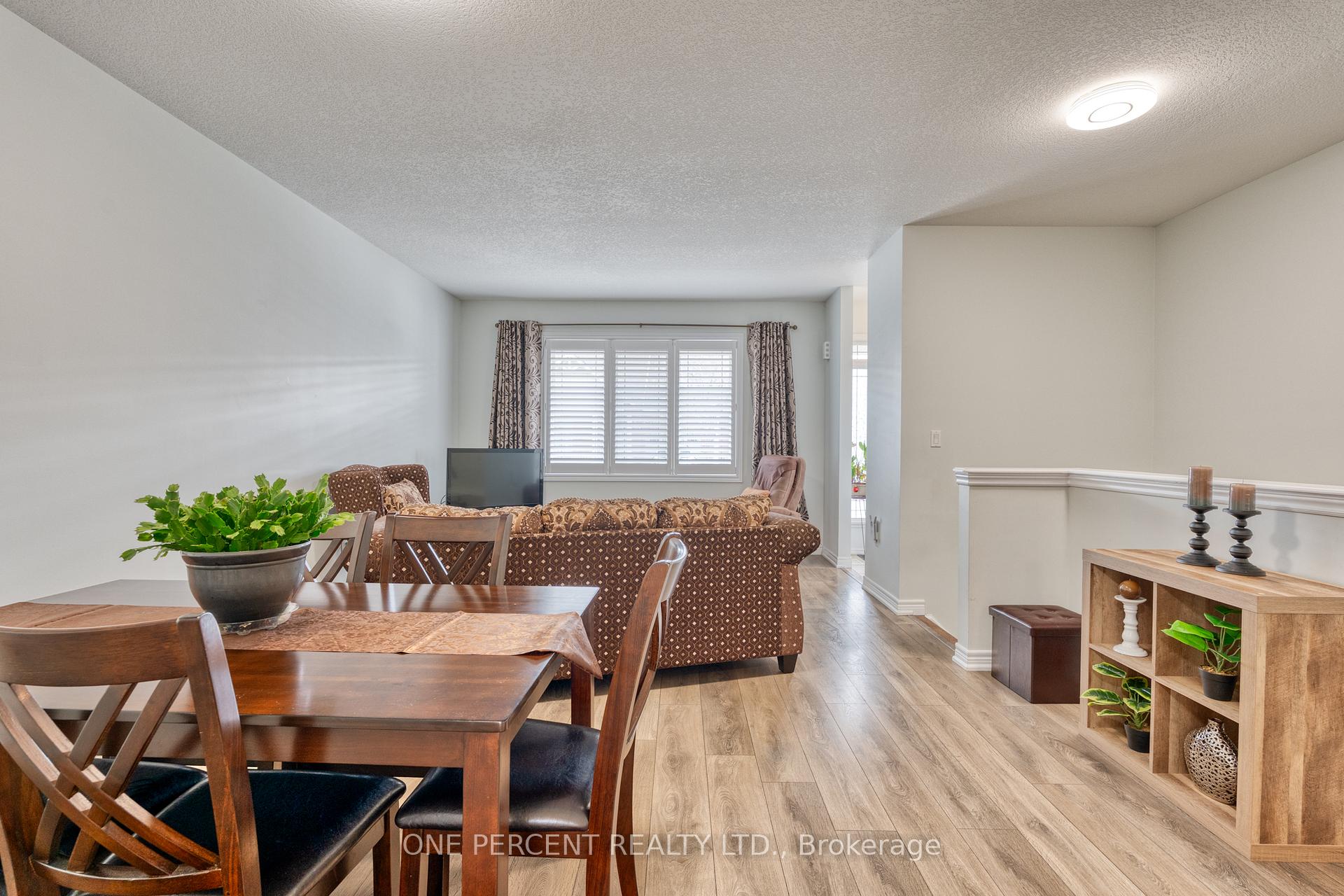 2 Bedrooms Condo at 21 Stickland, Hamilton For sale
