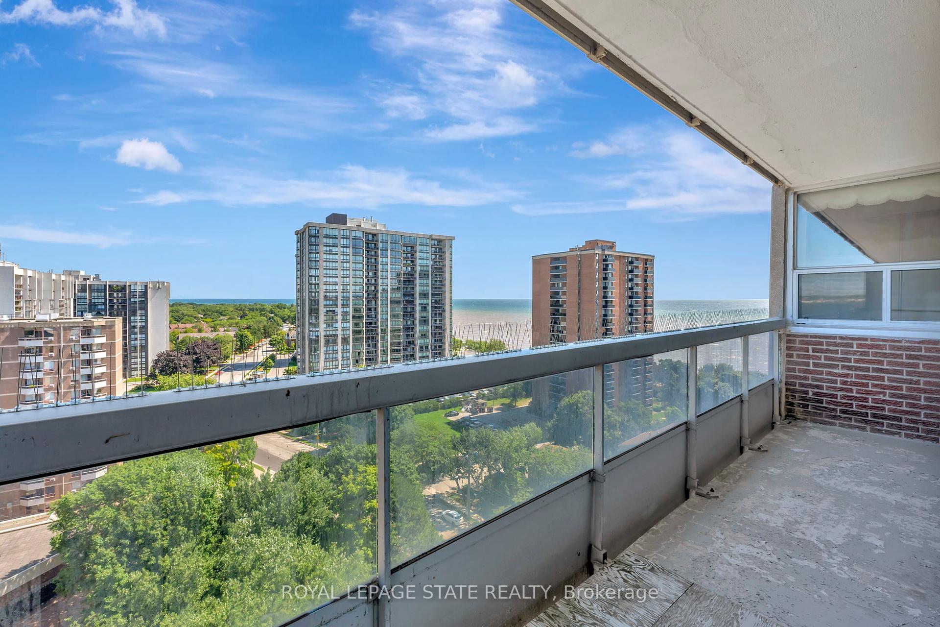 3 Bedrooms Condo at 2263 Marine, Oakville For sale