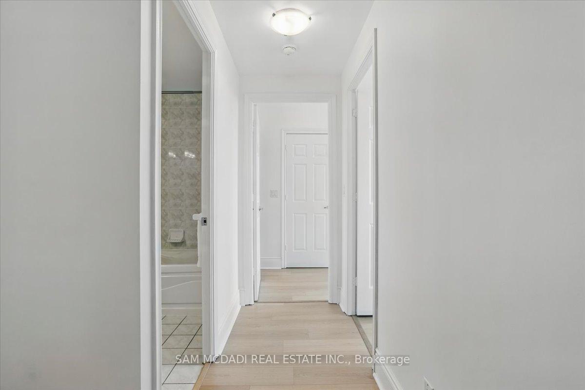 3 Bedrooms Condo at 3888 Duke Of York, Mississauga For sale