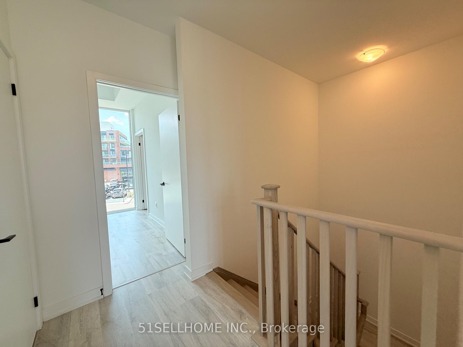 4 Bedrooms Condo at 220 Missinnihe, Mississauga For sale