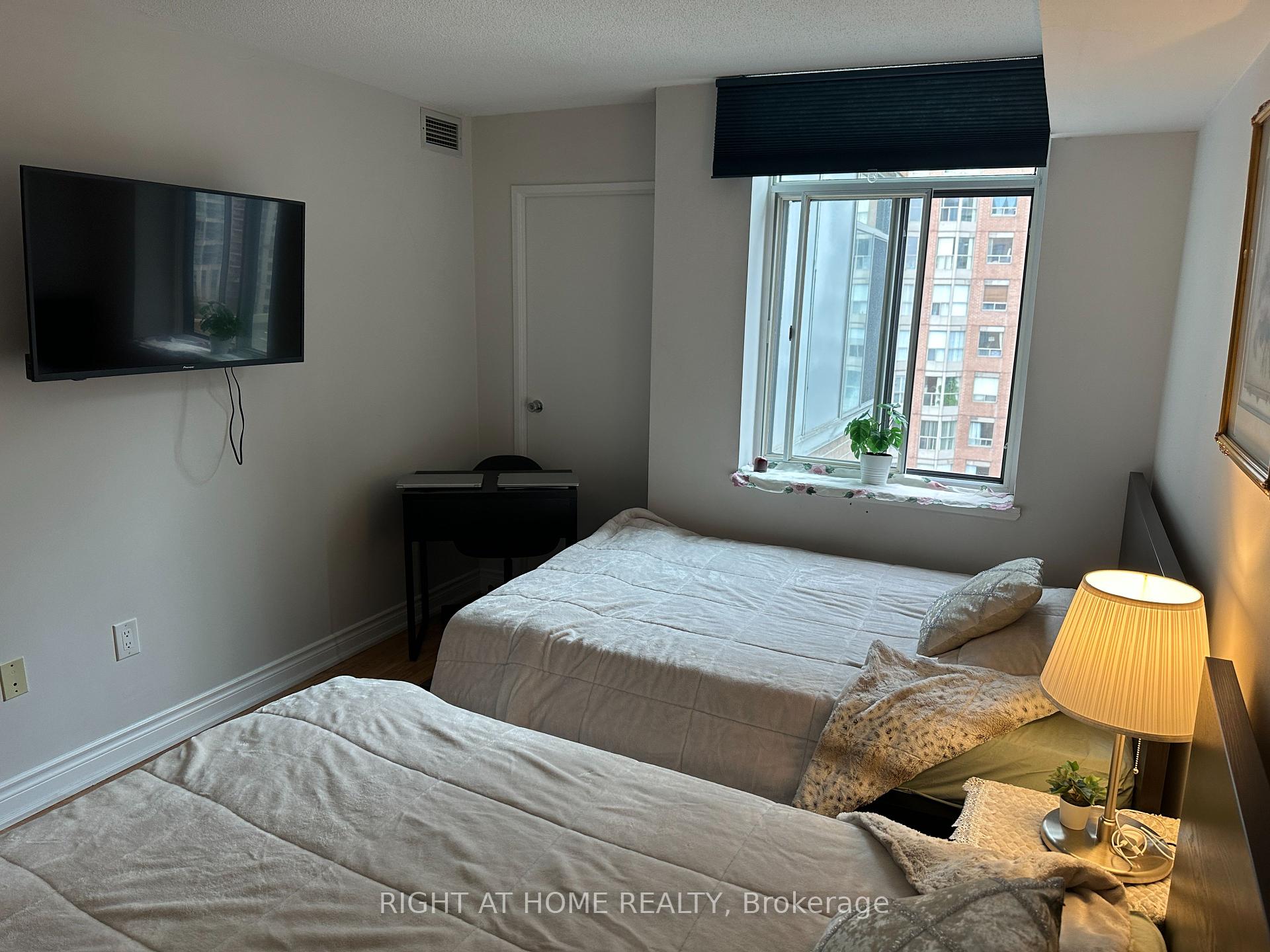 3 Bedrooms Condo at 300 Webb,  Mississauga For sale